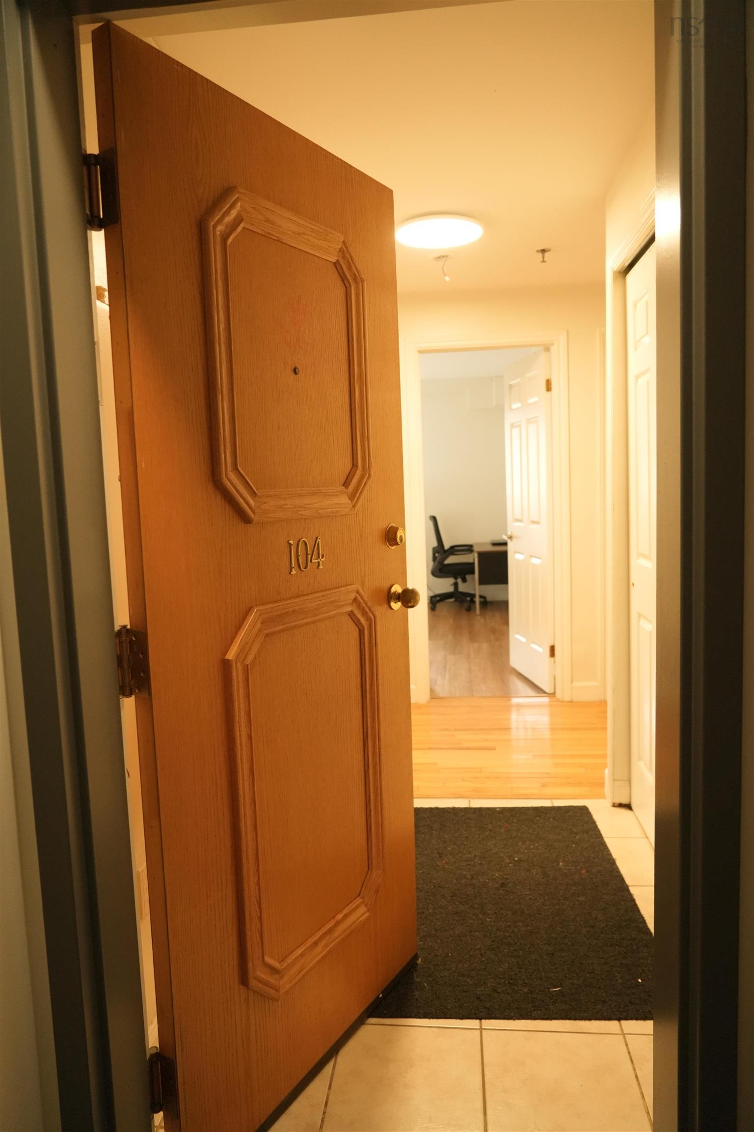 104 131 Farnham Gate Road photo #9