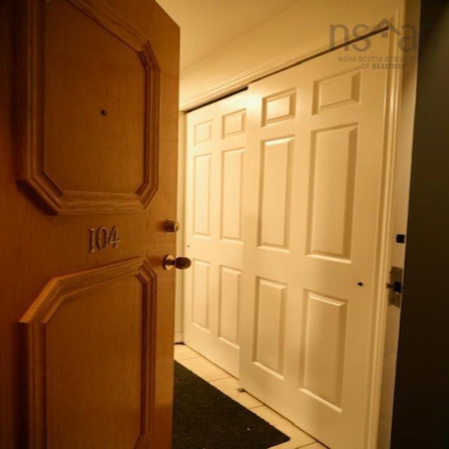 104 131 Farnham Gate Road photo #10