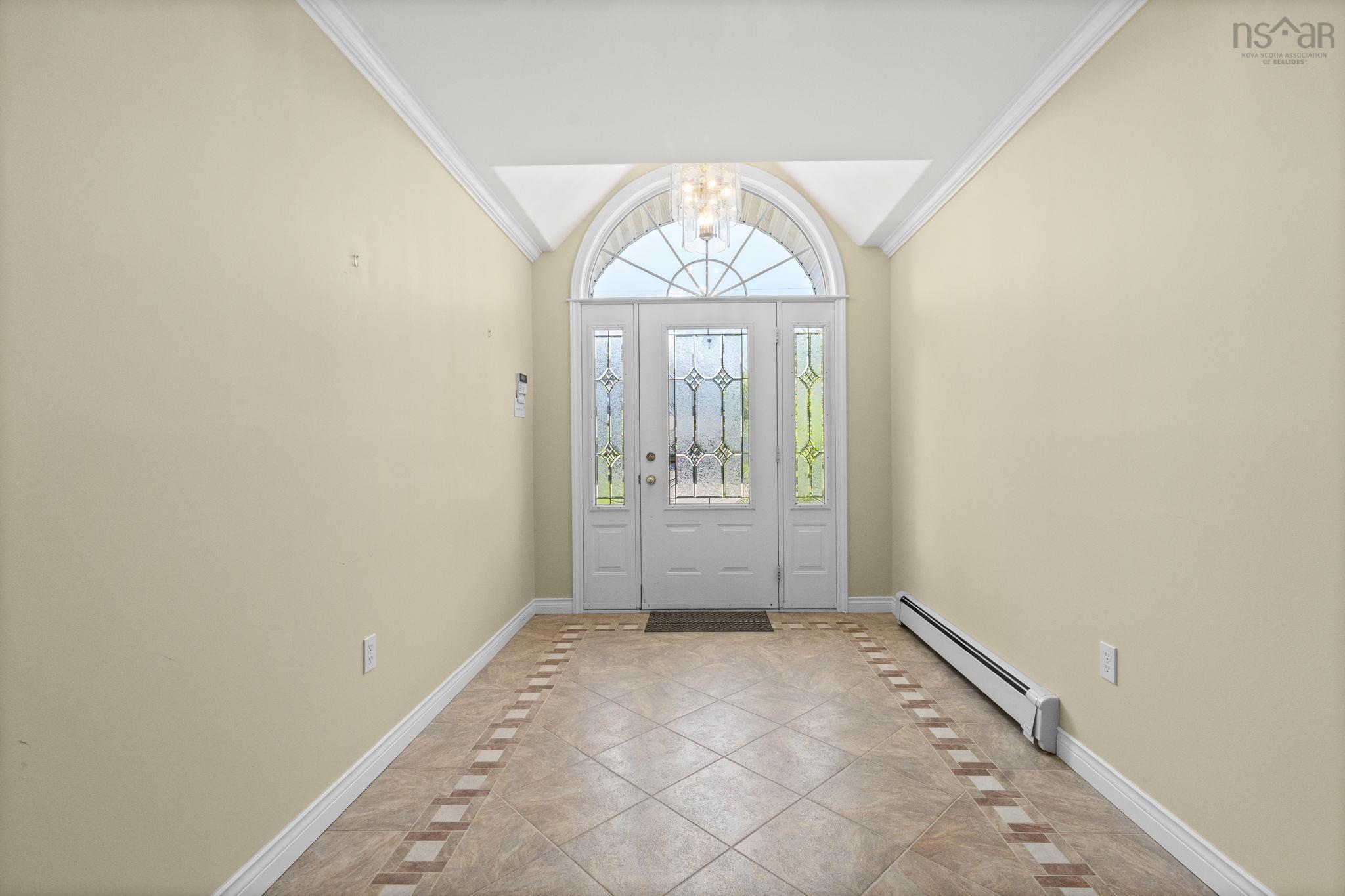 152 Roxbury Crescent photo #2