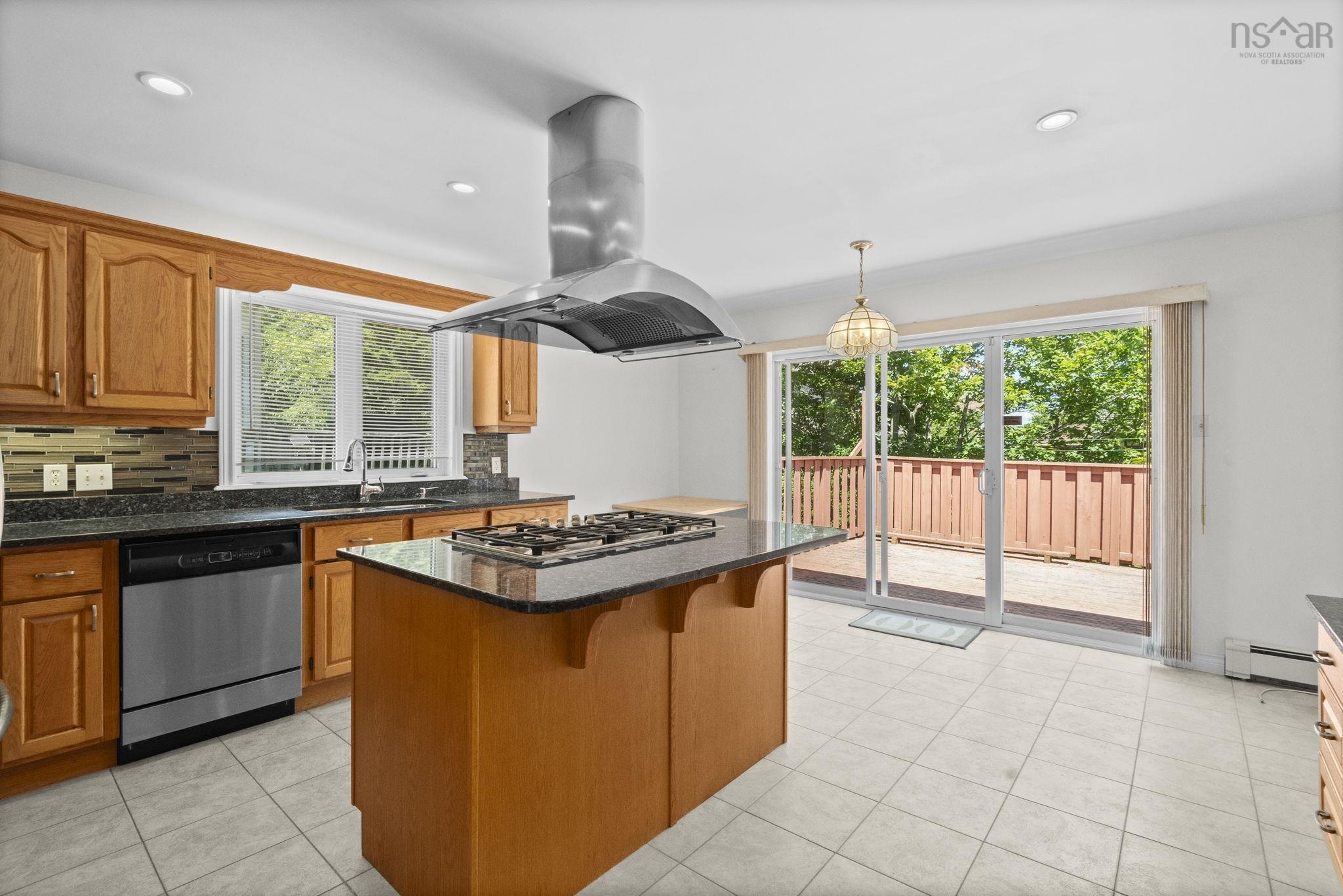 152 Roxbury Crescent photo #11