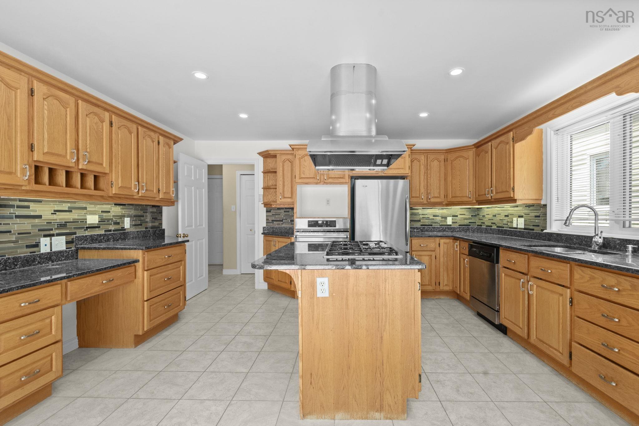 152 Roxbury Crescent photo #12