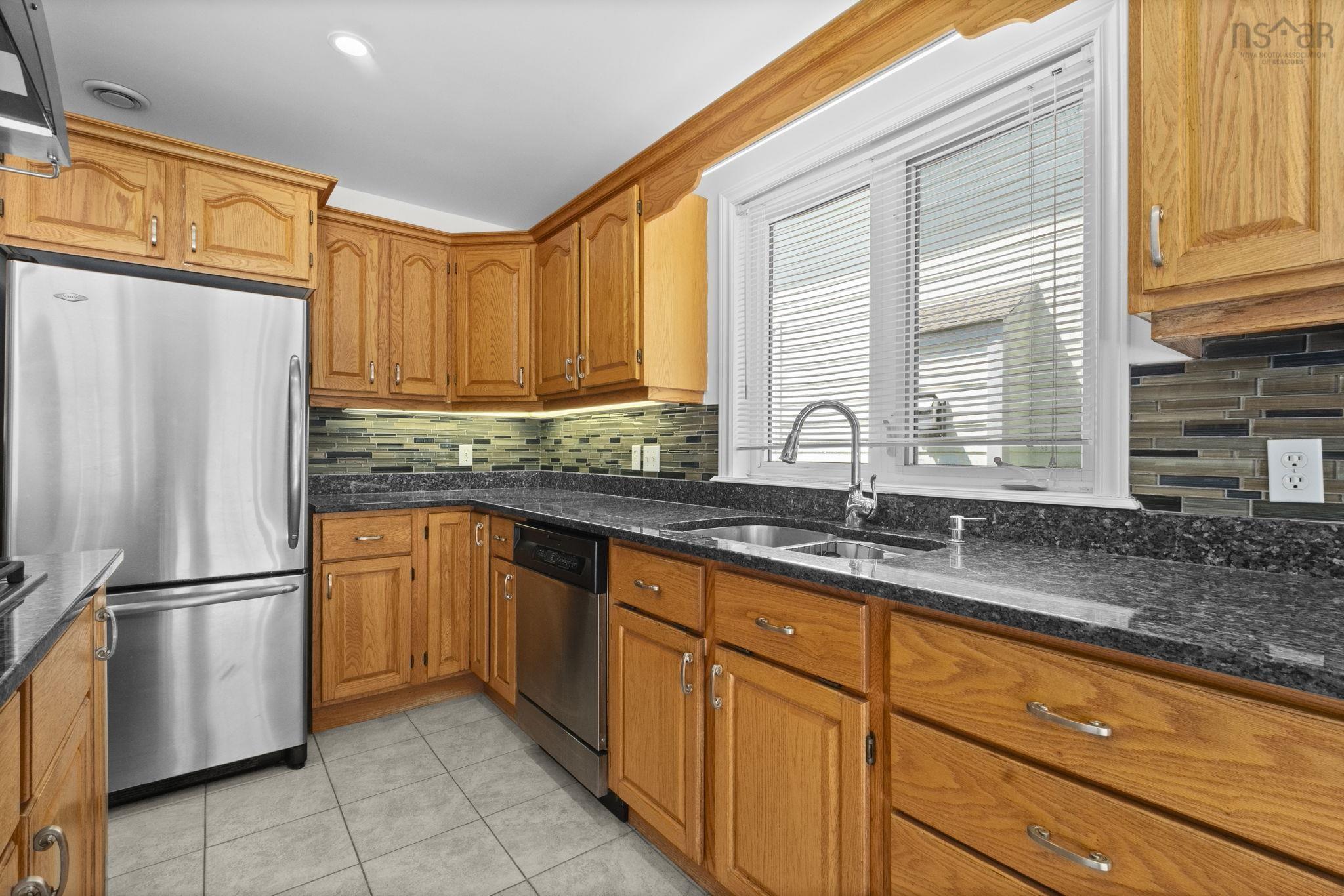 152 Roxbury Crescent photo #13