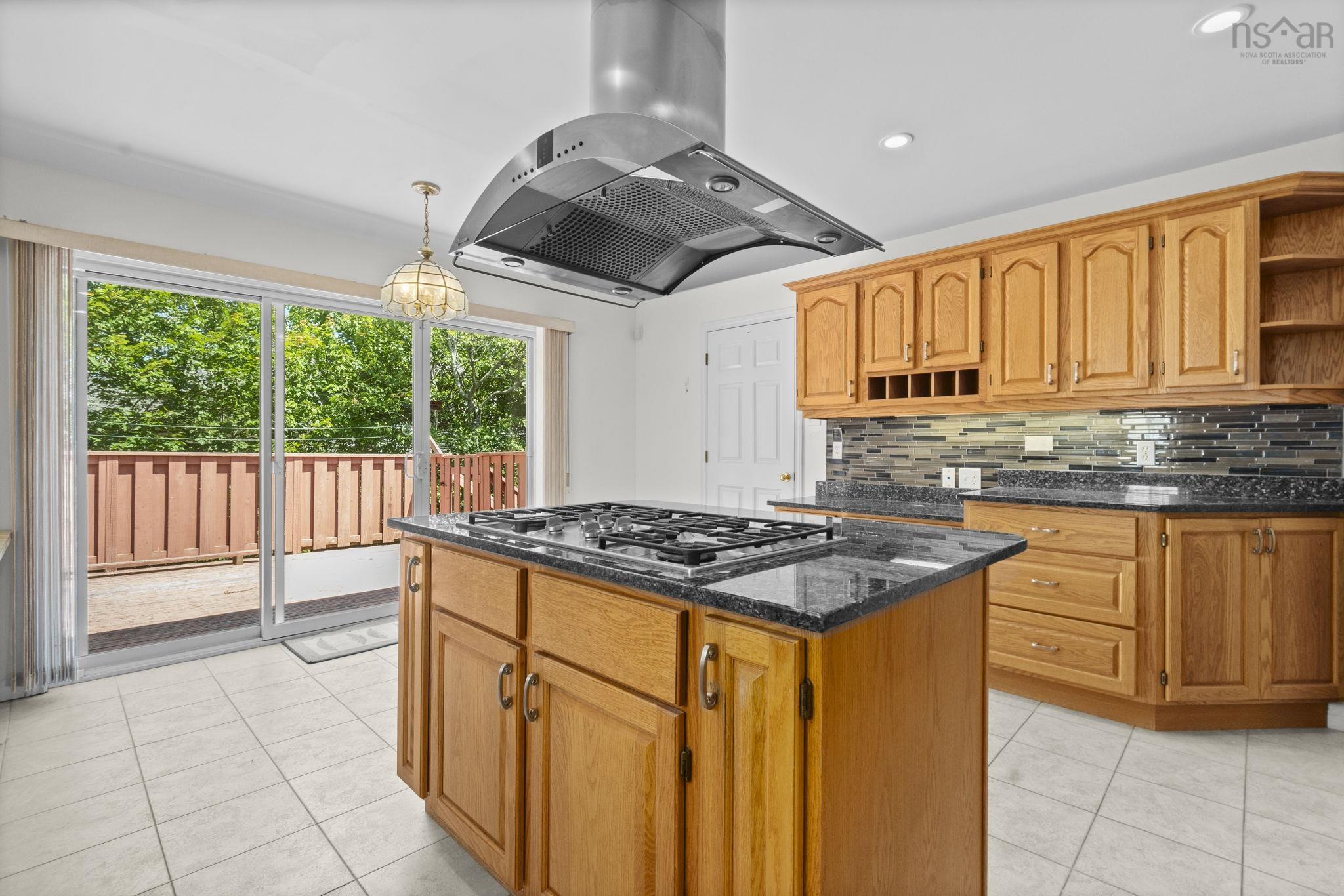 152 Roxbury Crescent photo #14