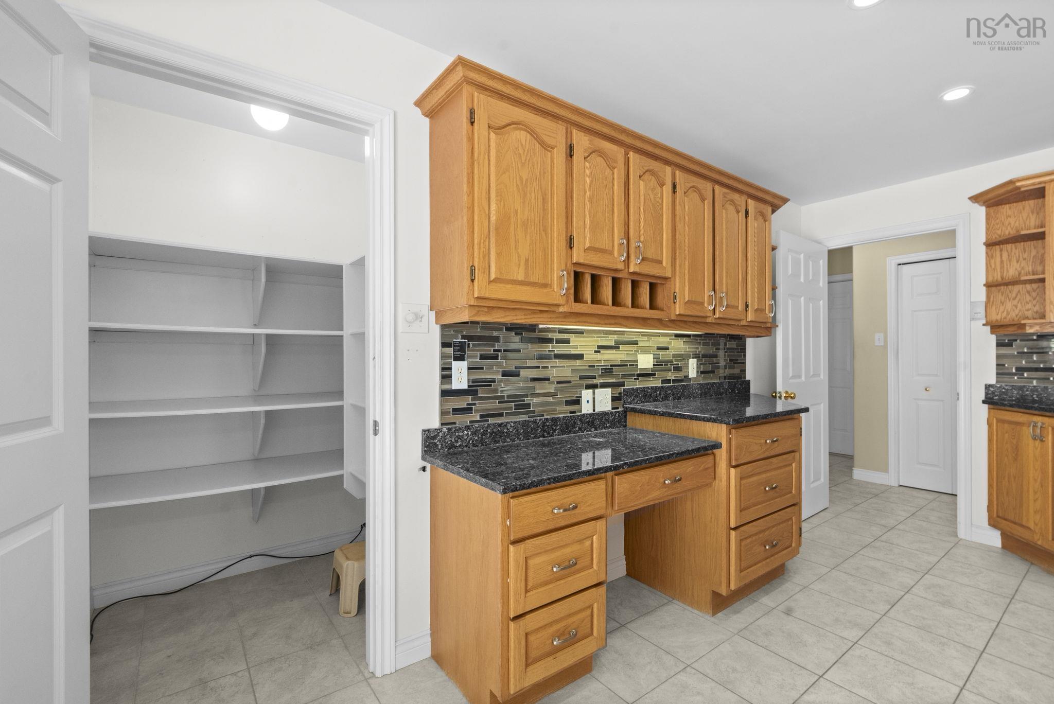 152 Roxbury Crescent photo #15