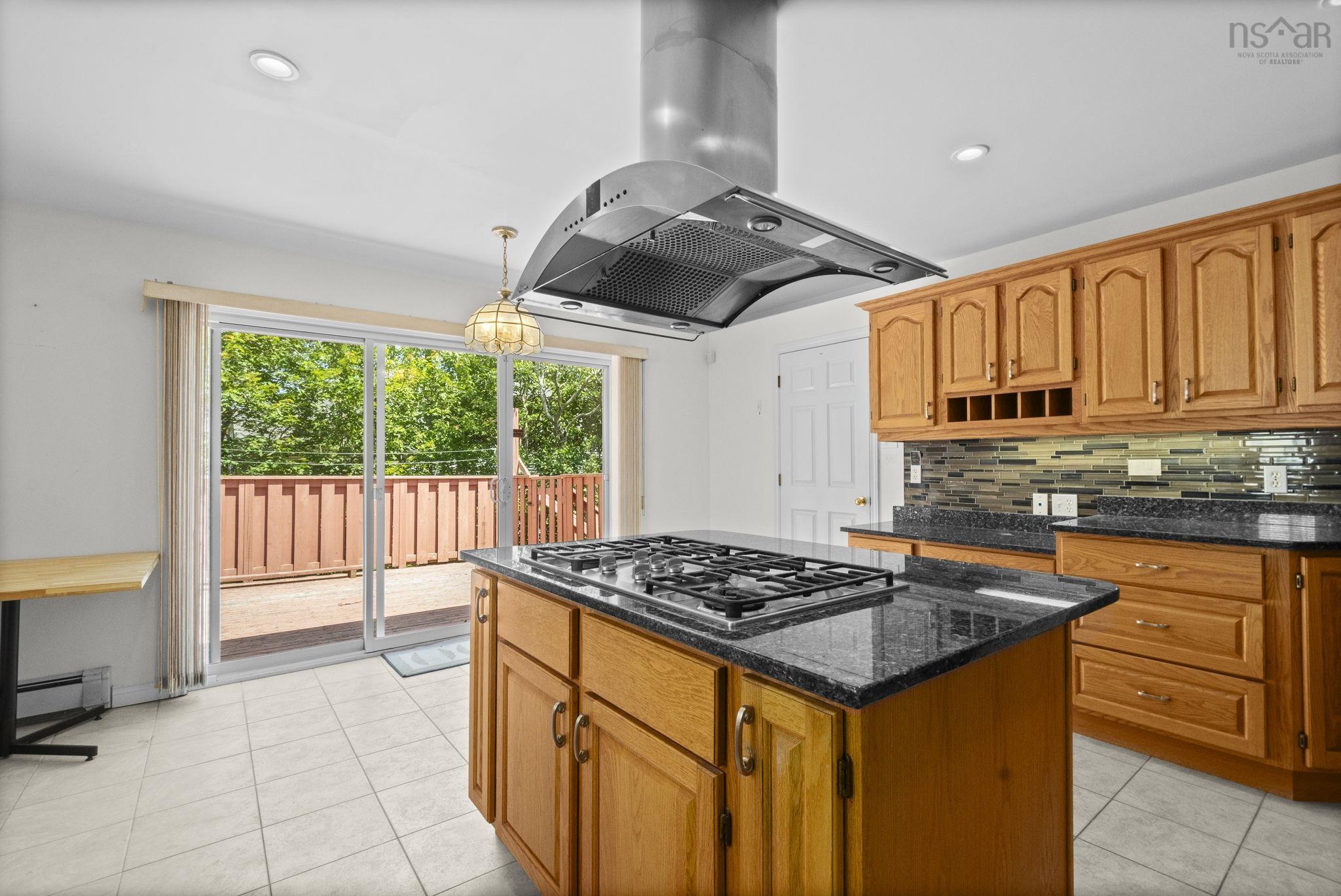 152 Roxbury Crescent photo #16