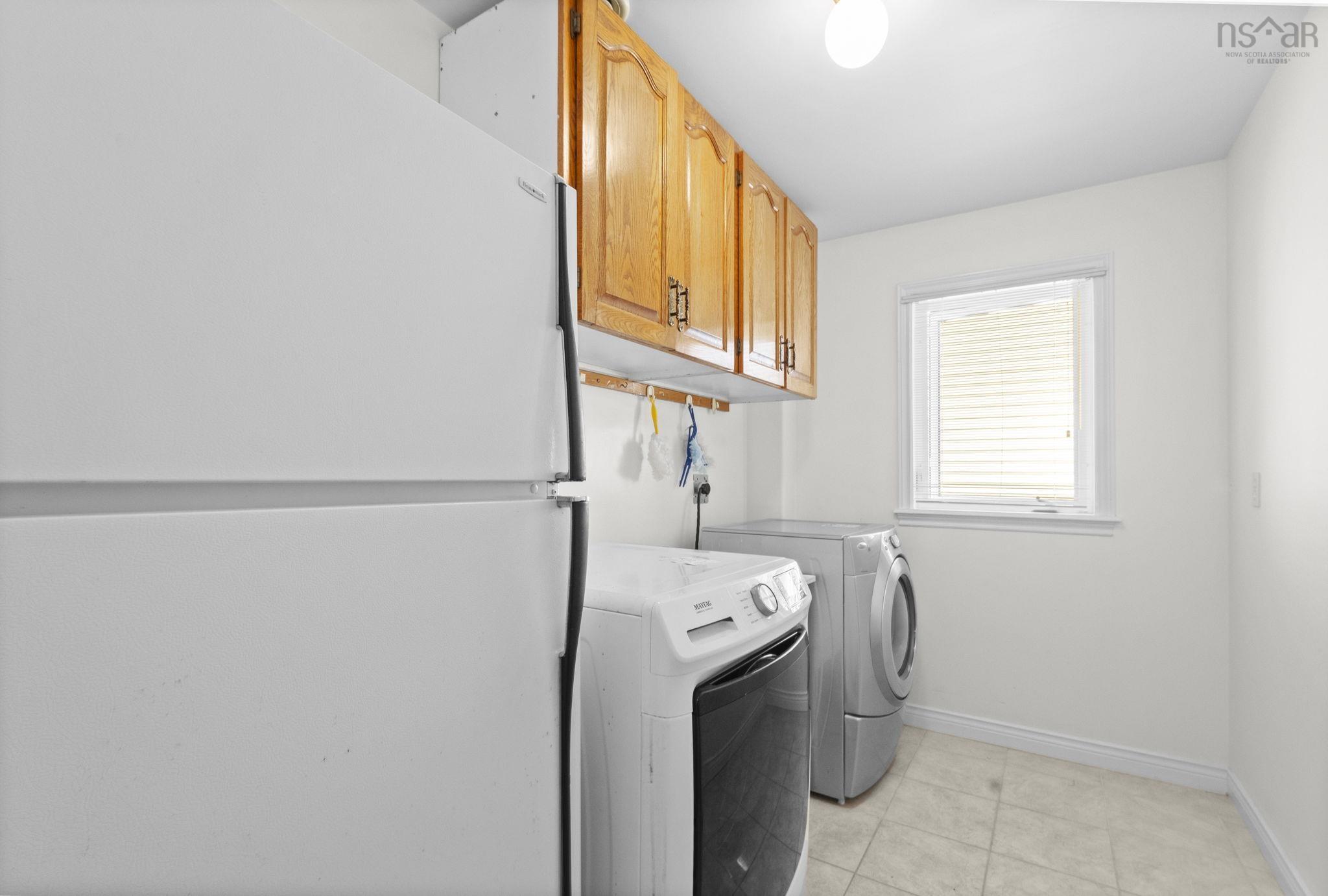 152 Roxbury Crescent photo #17