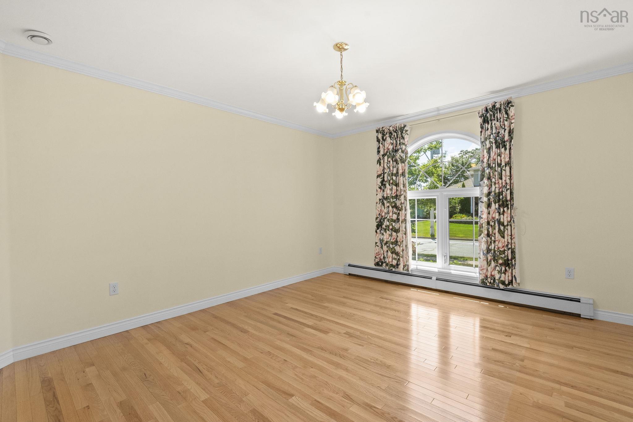 152 Roxbury Crescent photo #18