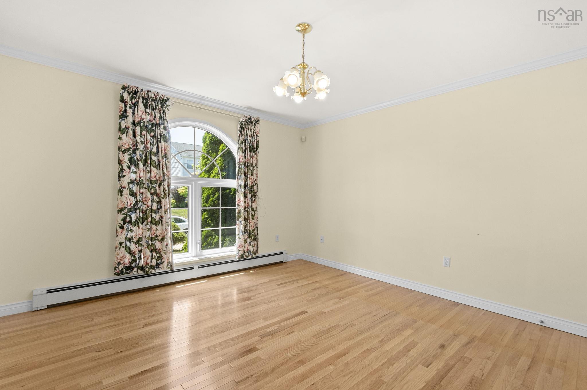 152 Roxbury Crescent photo #19