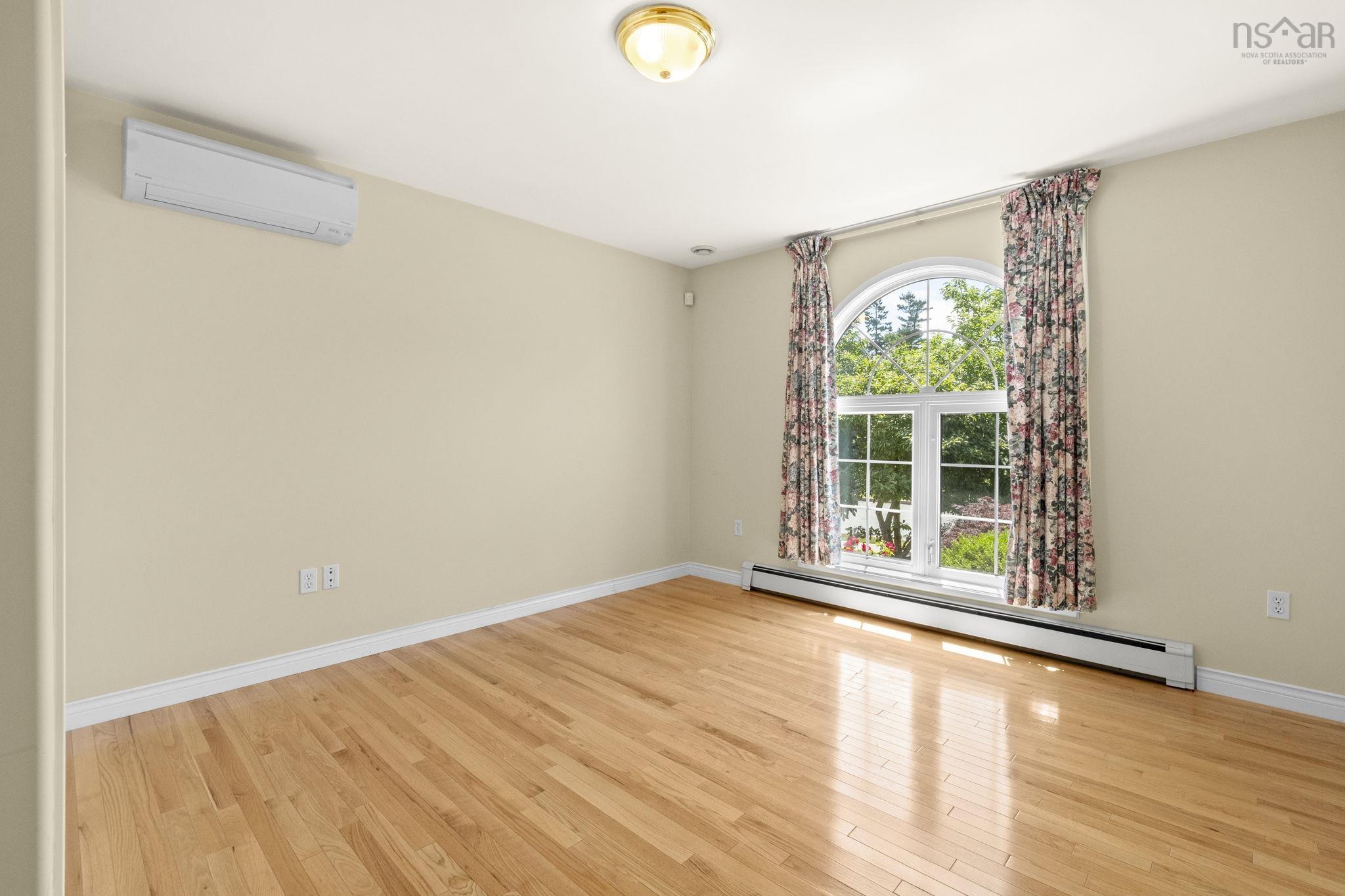 152 Roxbury Crescent photo #20