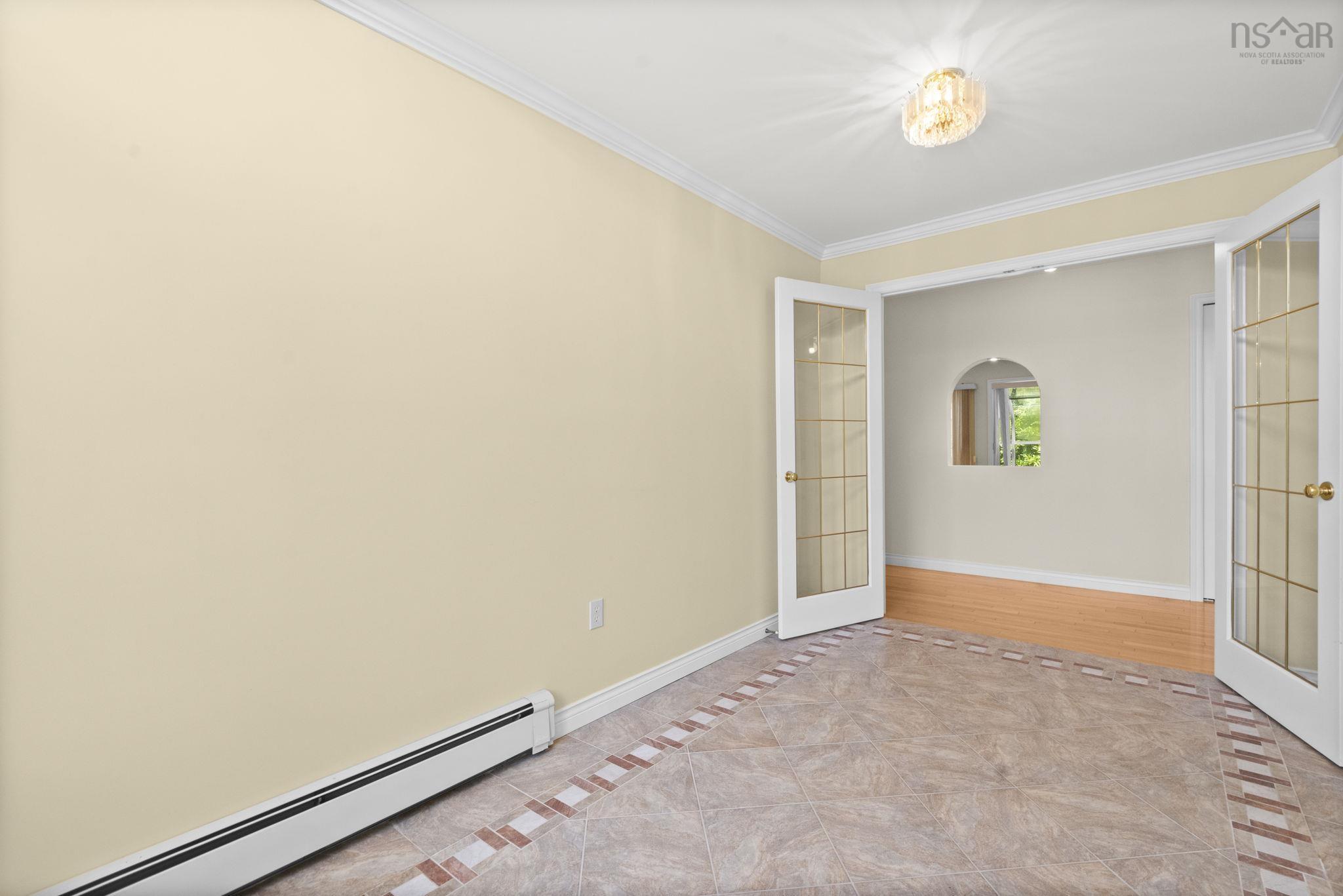 152 Roxbury Crescent photo #3