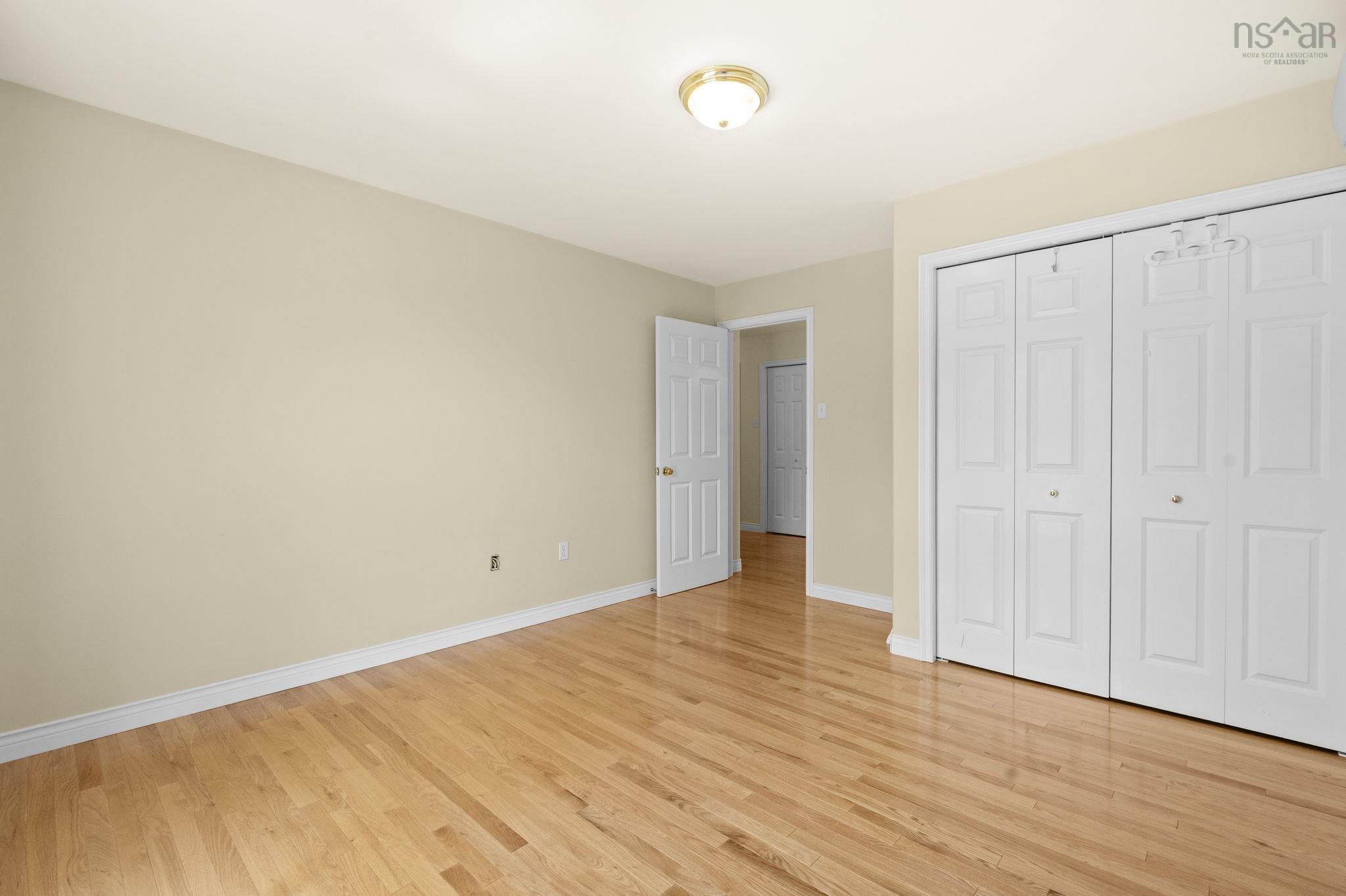 152 Roxbury Crescent photo #21