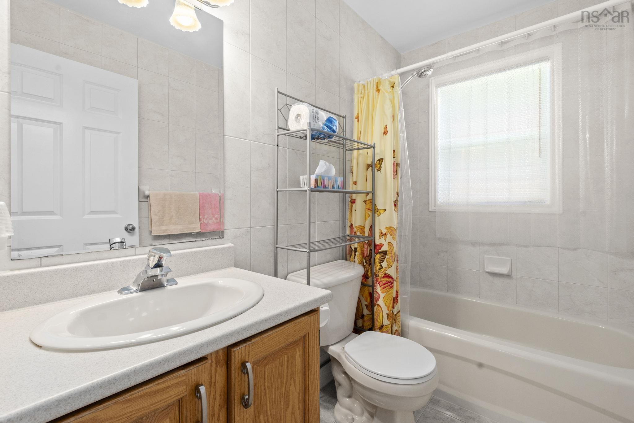 152 Roxbury Crescent photo #22