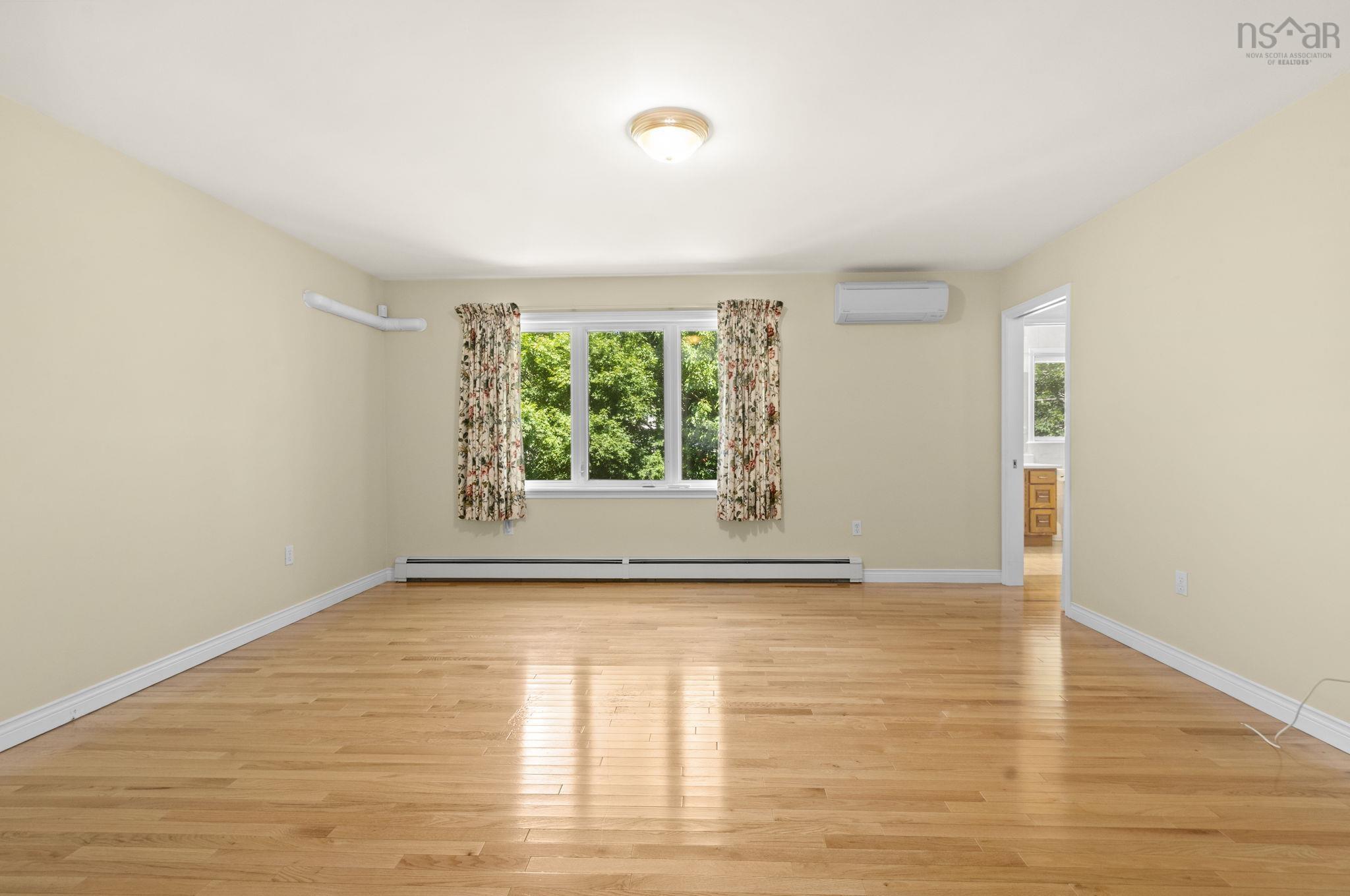 152 Roxbury Crescent photo #23