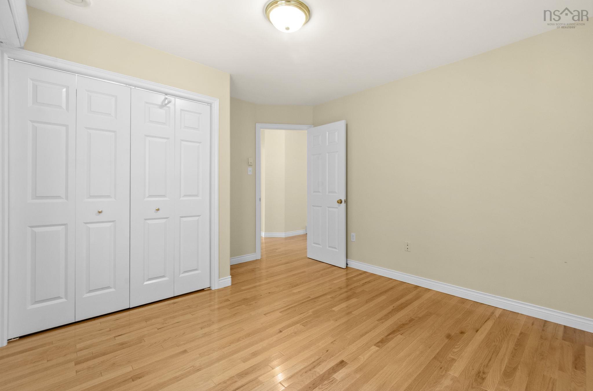 152 Roxbury Crescent photo #24