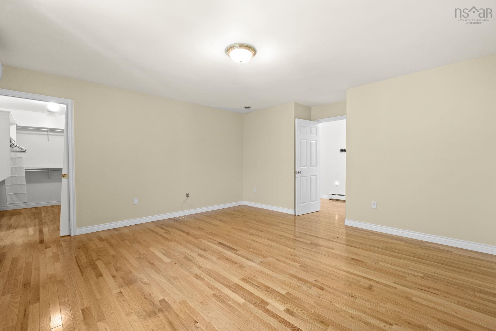 152 Roxbury Crescent photo #25