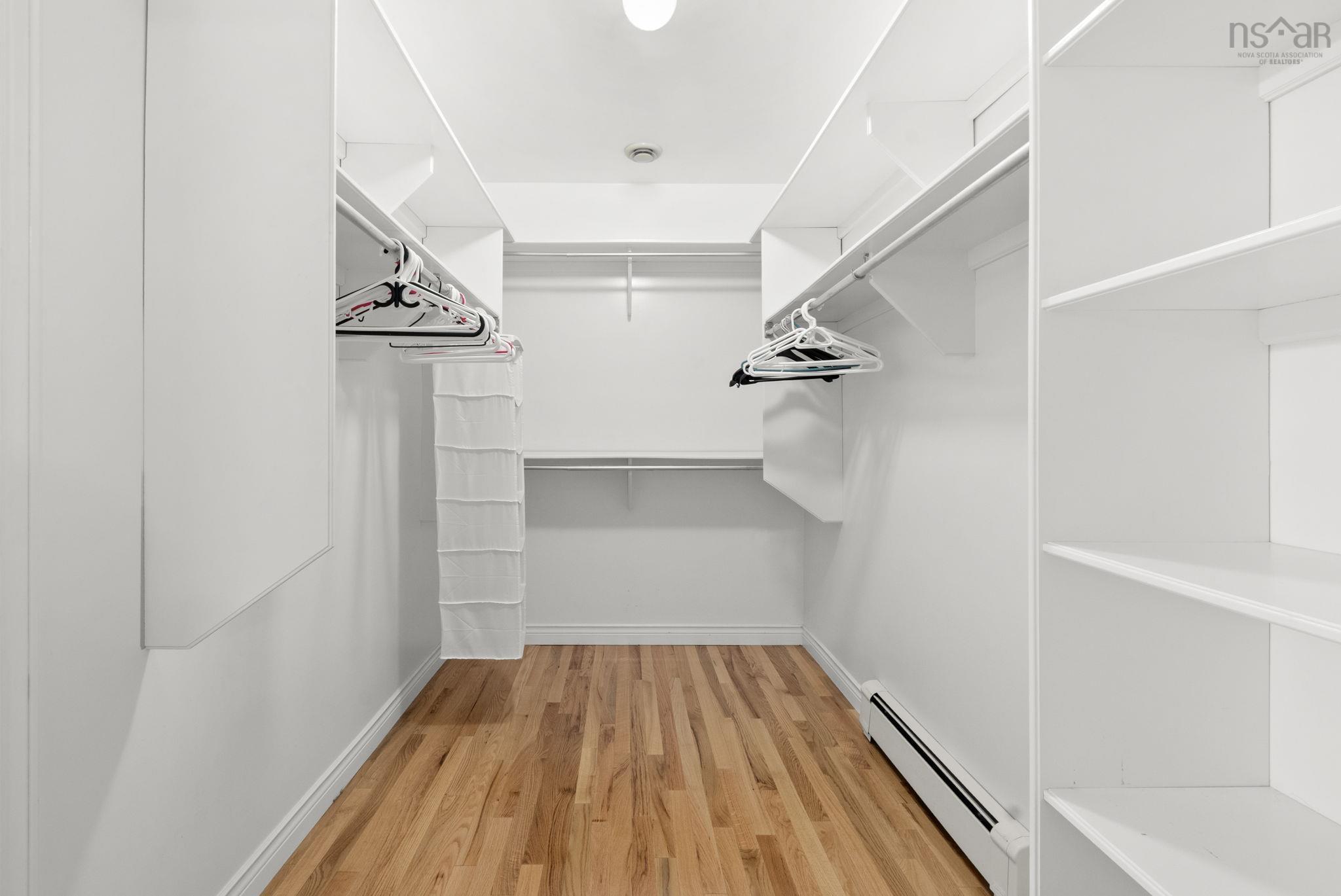 152 Roxbury Crescent photo #26