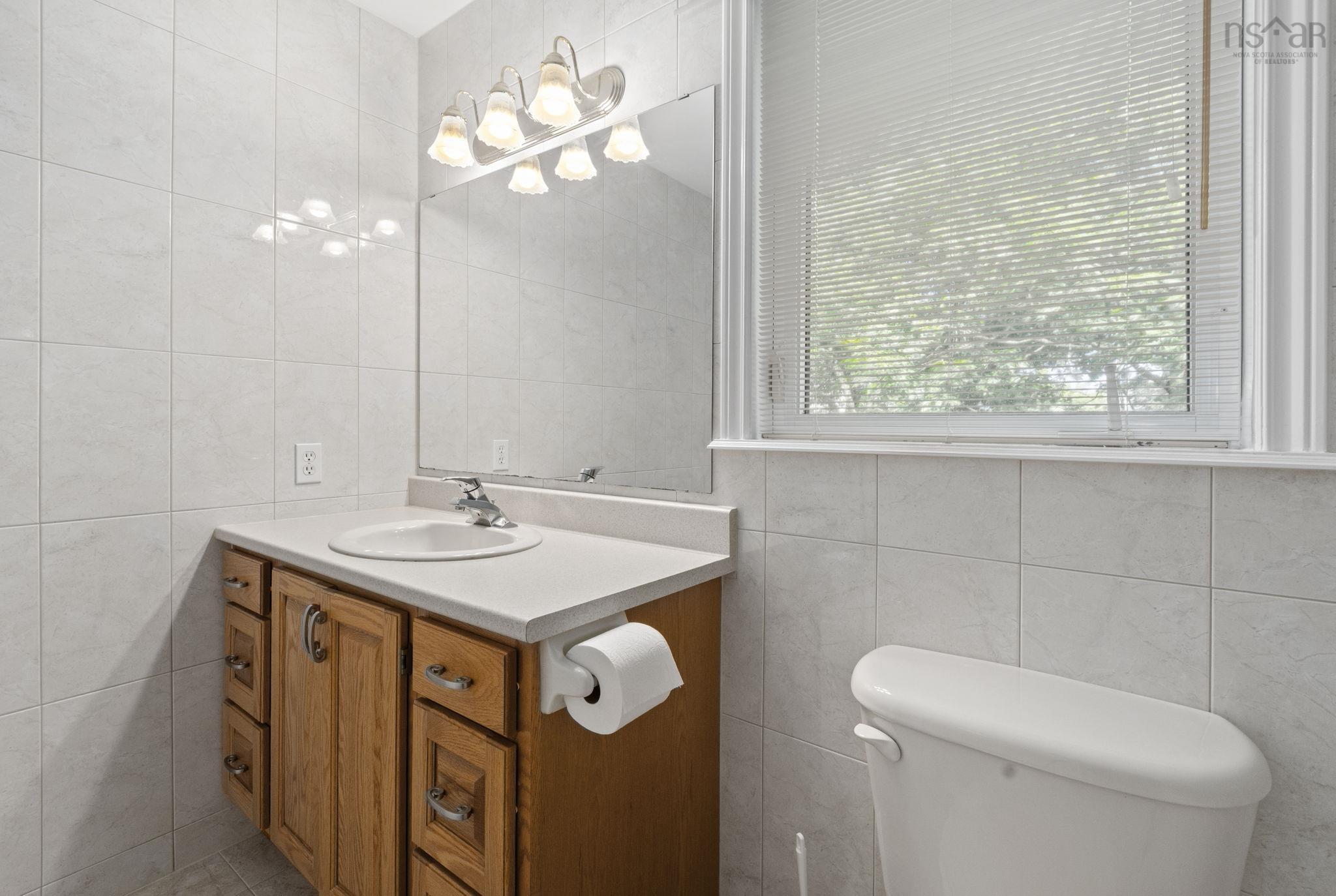 152 Roxbury Crescent photo #27