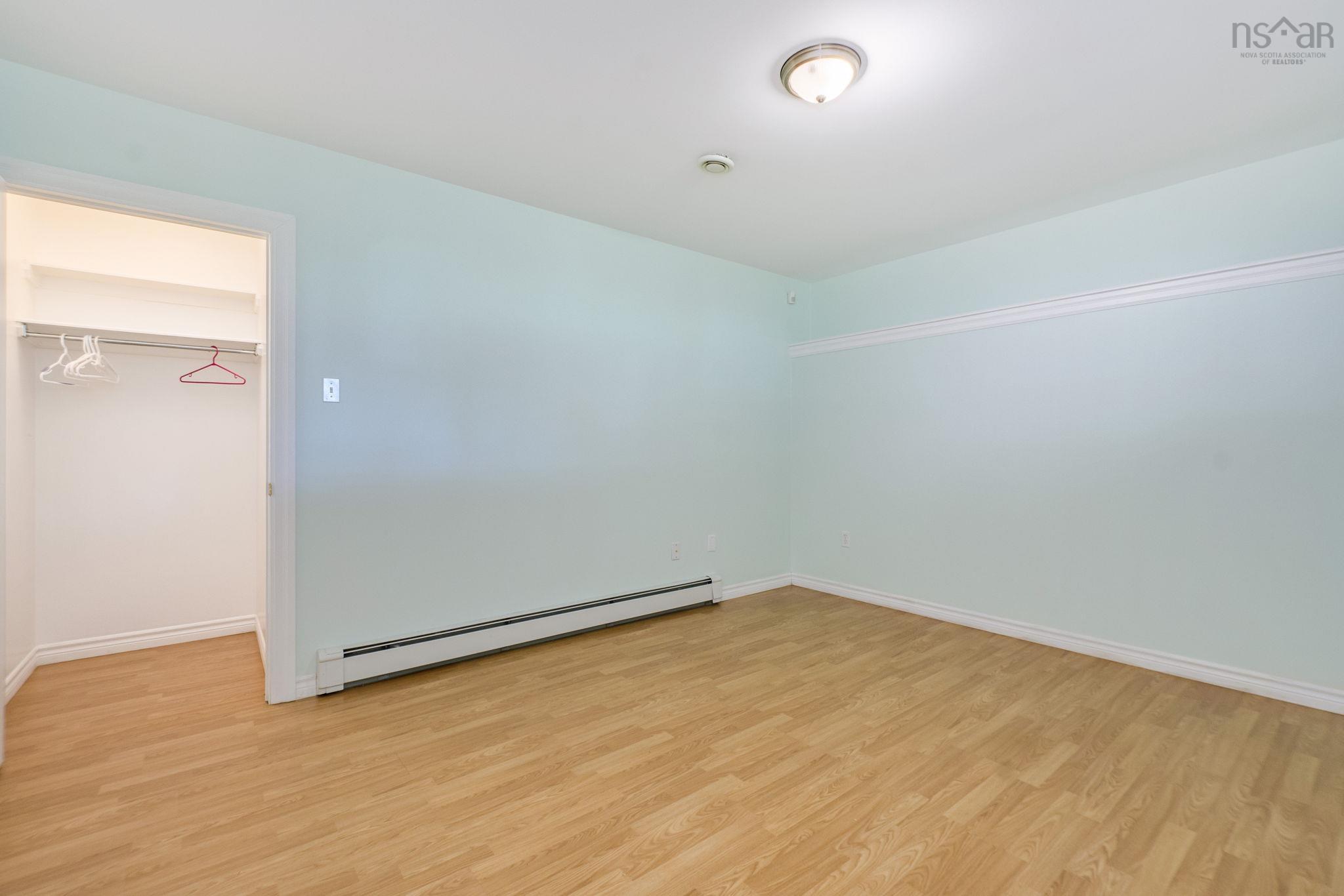 152 Roxbury Crescent photo #28