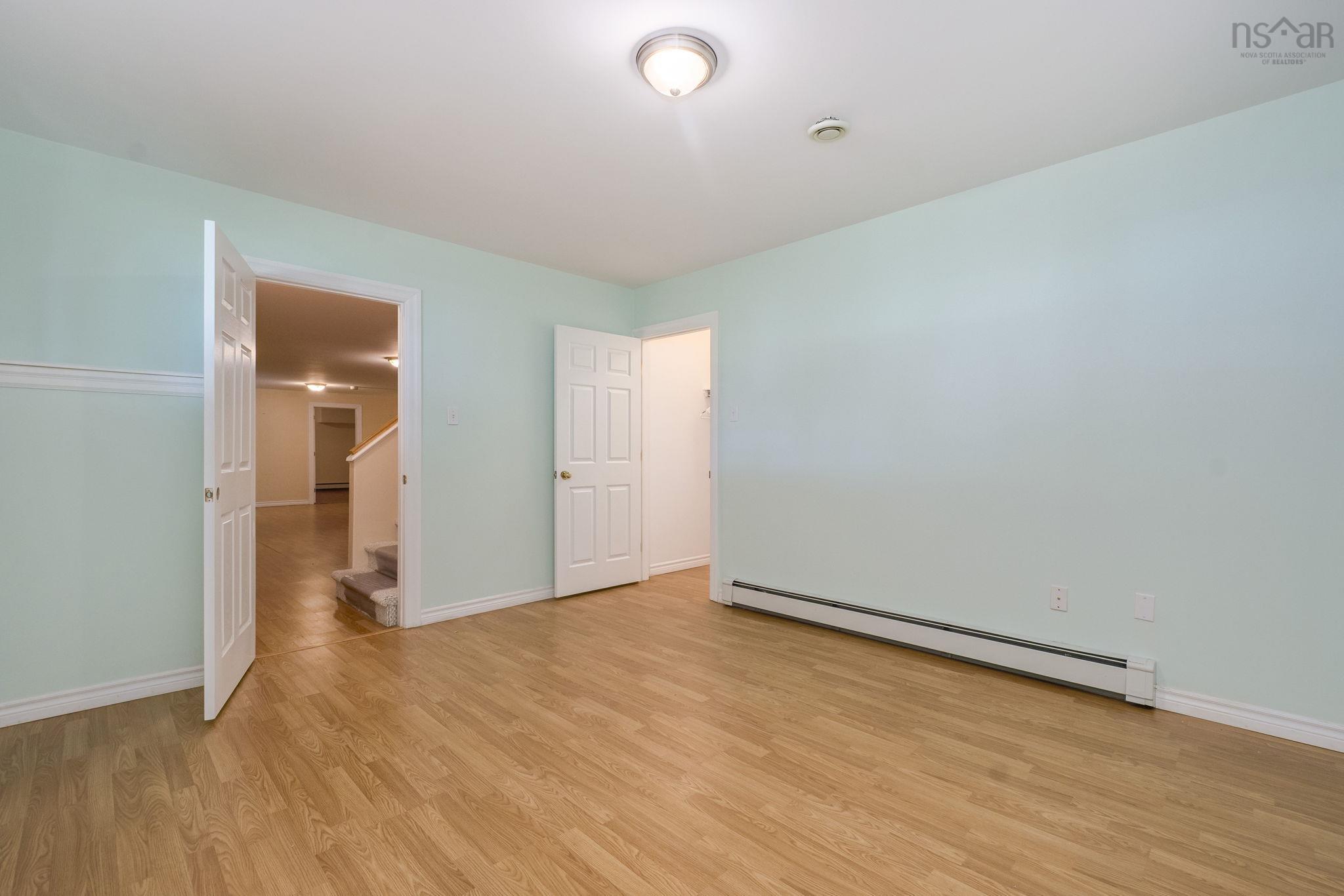 152 Roxbury Crescent photo #29