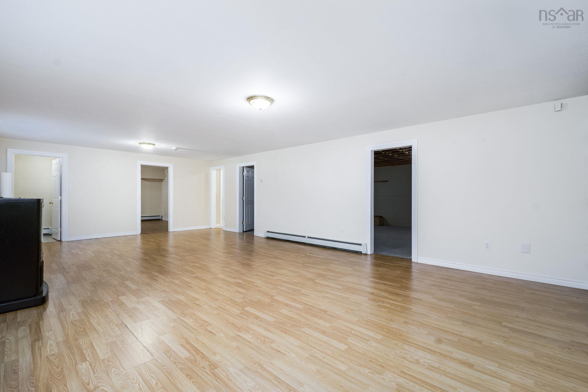 152 Roxbury Crescent photo #30