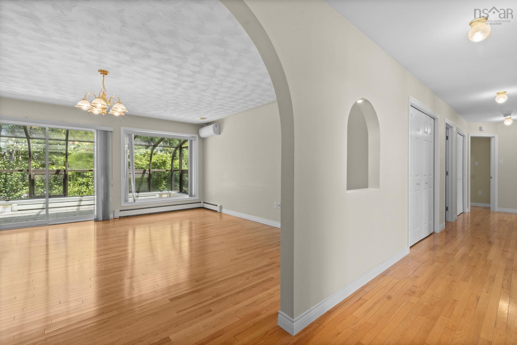 152 Roxbury Crescent photo #4