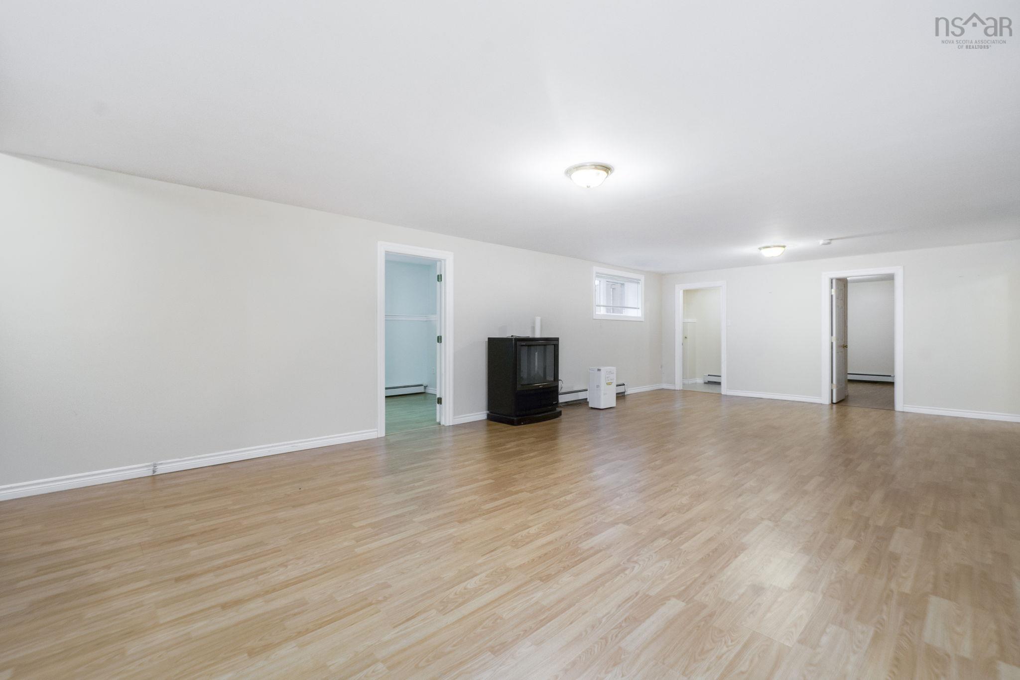 152 Roxbury Crescent photo #31