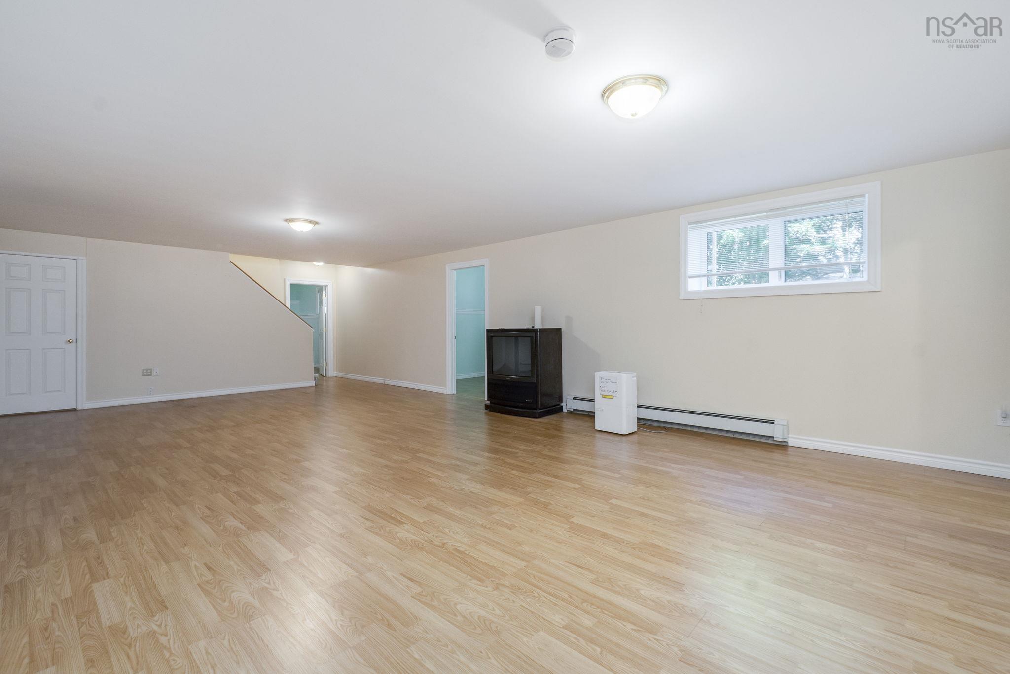 152 Roxbury Crescent photo #32