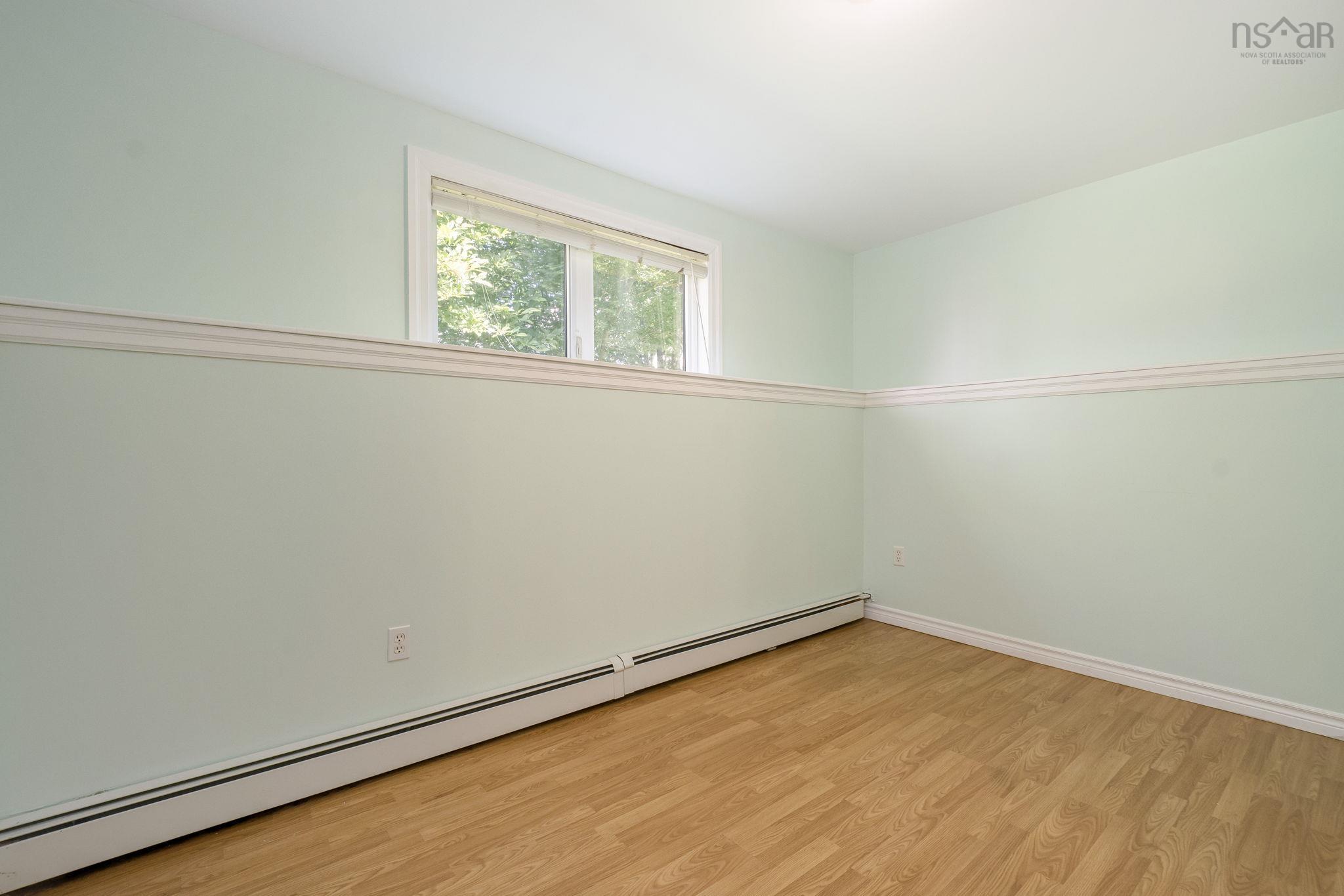 152 Roxbury Crescent photo #33