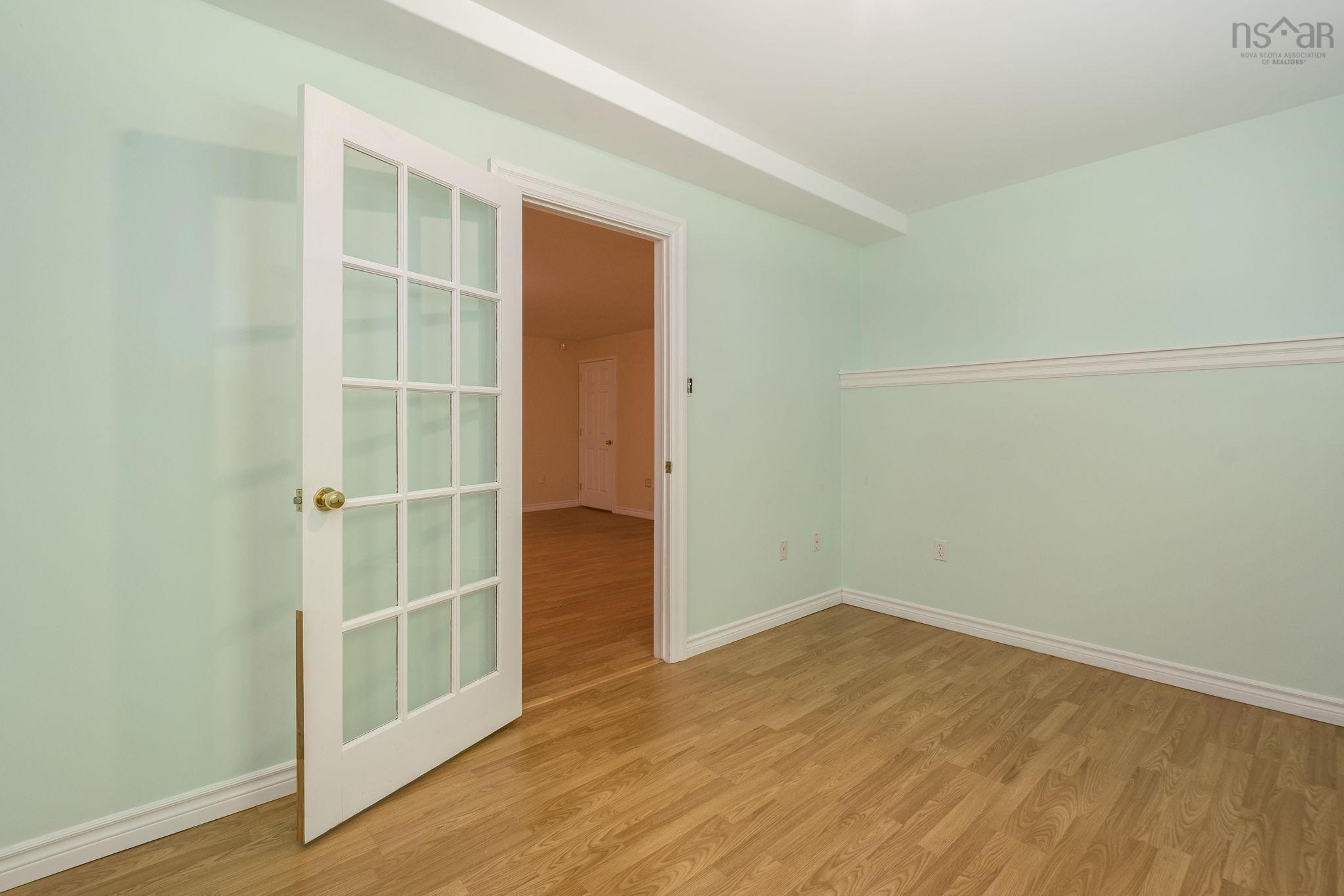 152 Roxbury Crescent photo #34