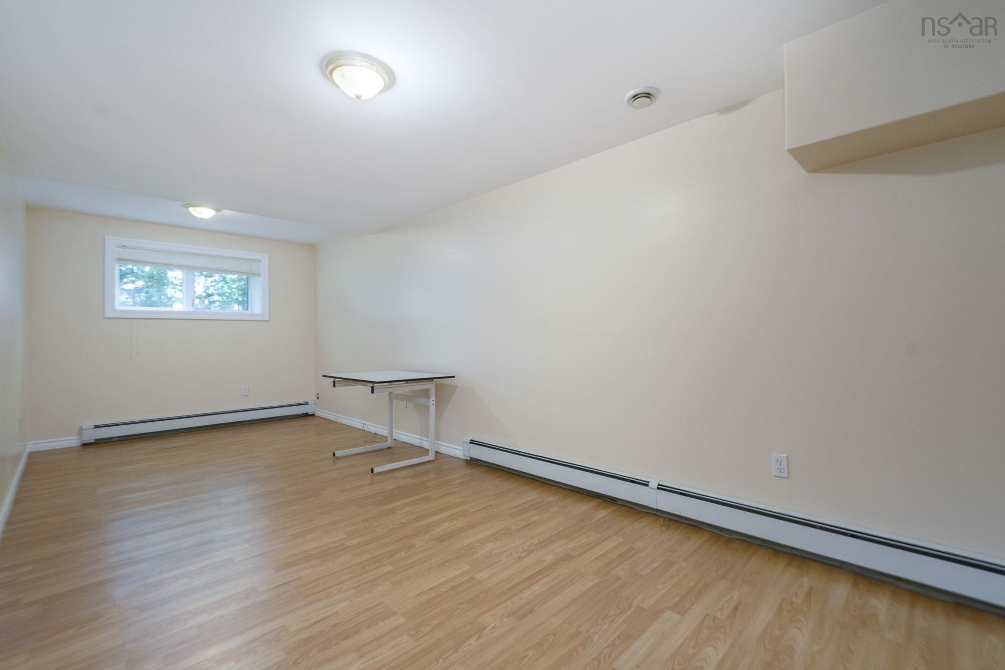 152 Roxbury Crescent photo #35