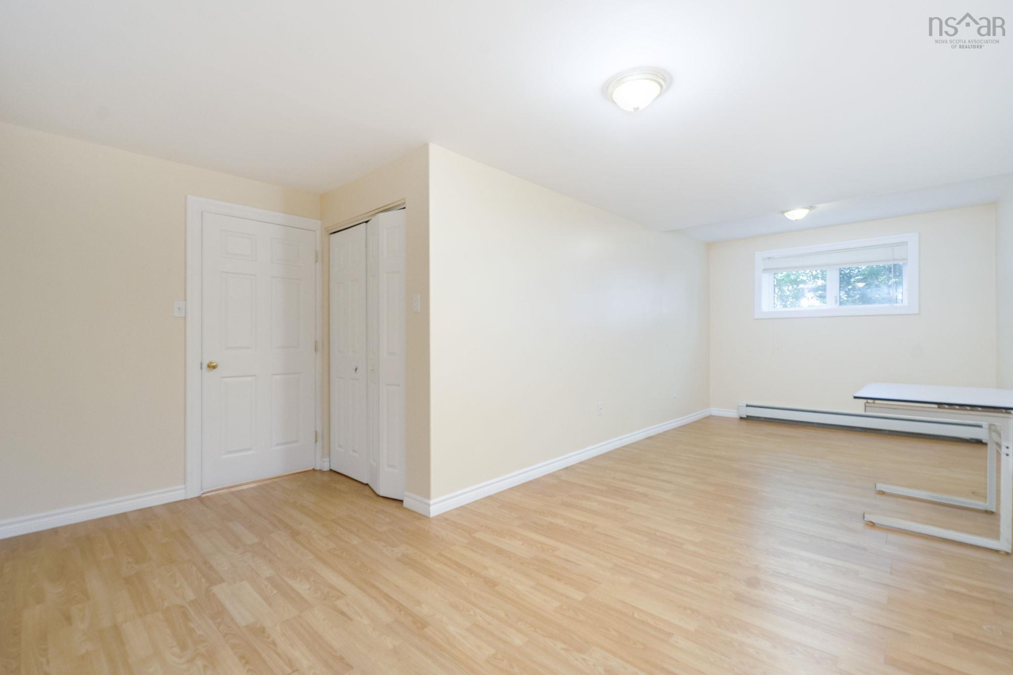 152 Roxbury Crescent photo #36