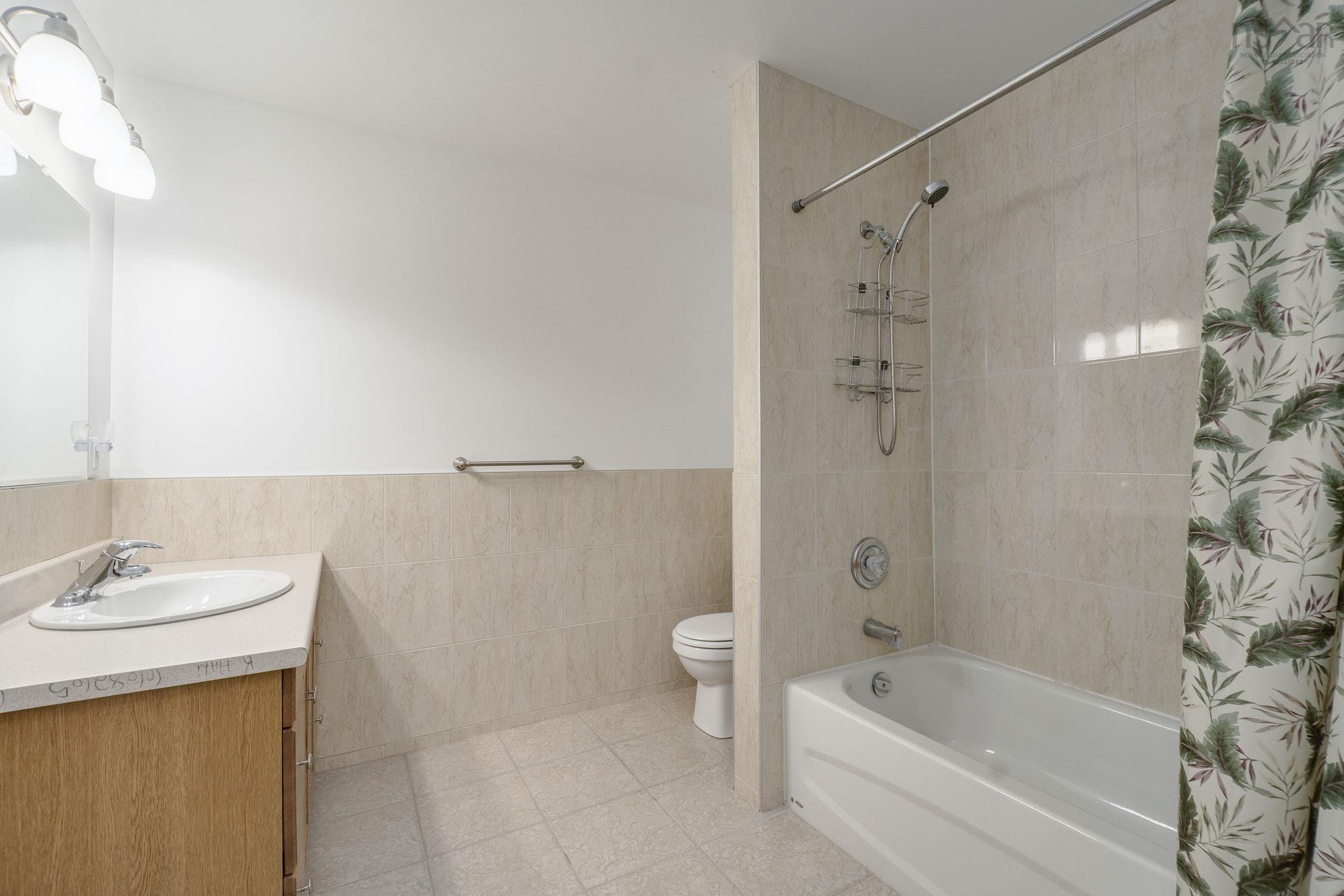 152 Roxbury Crescent photo #37