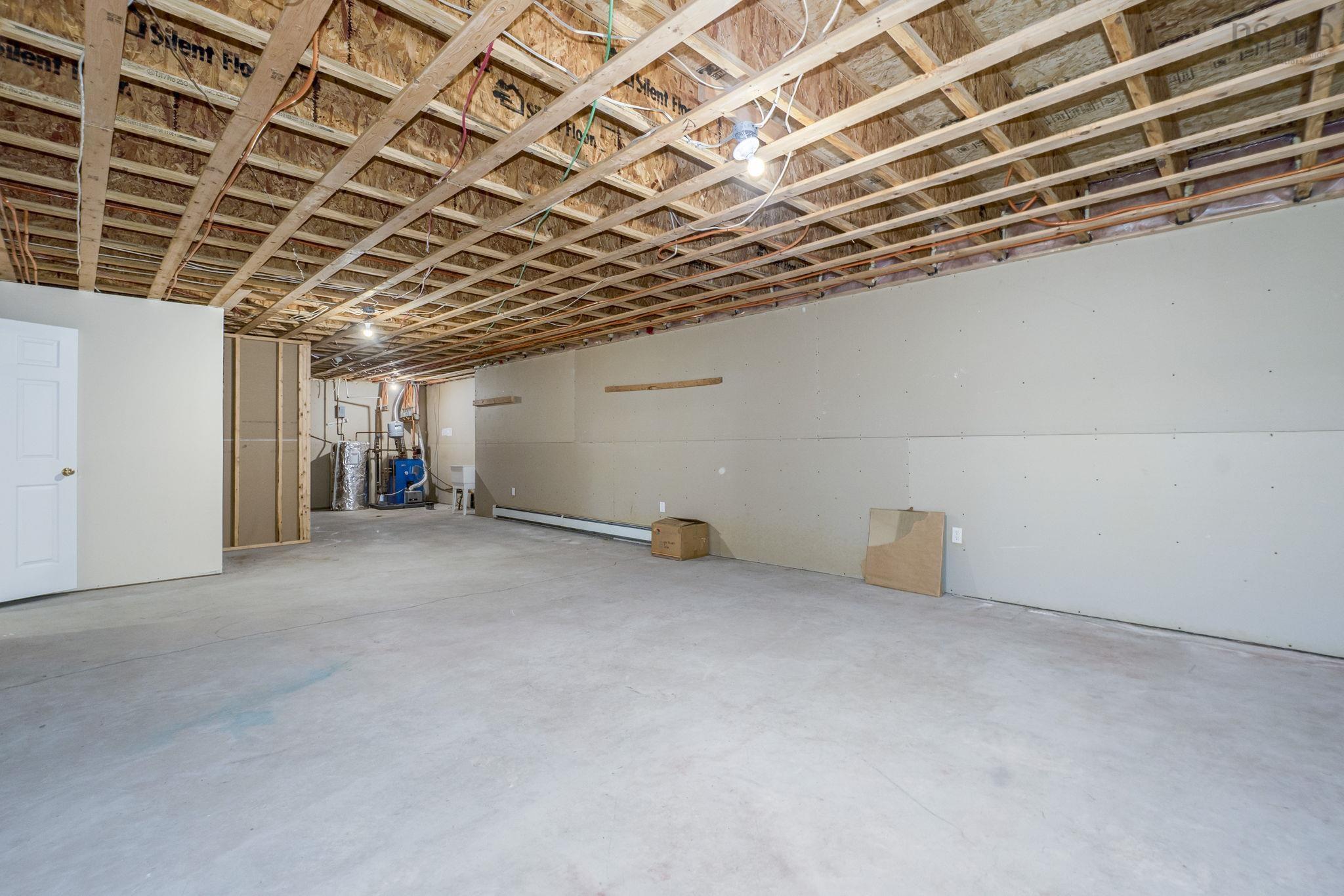 152 Roxbury Crescent photo #38