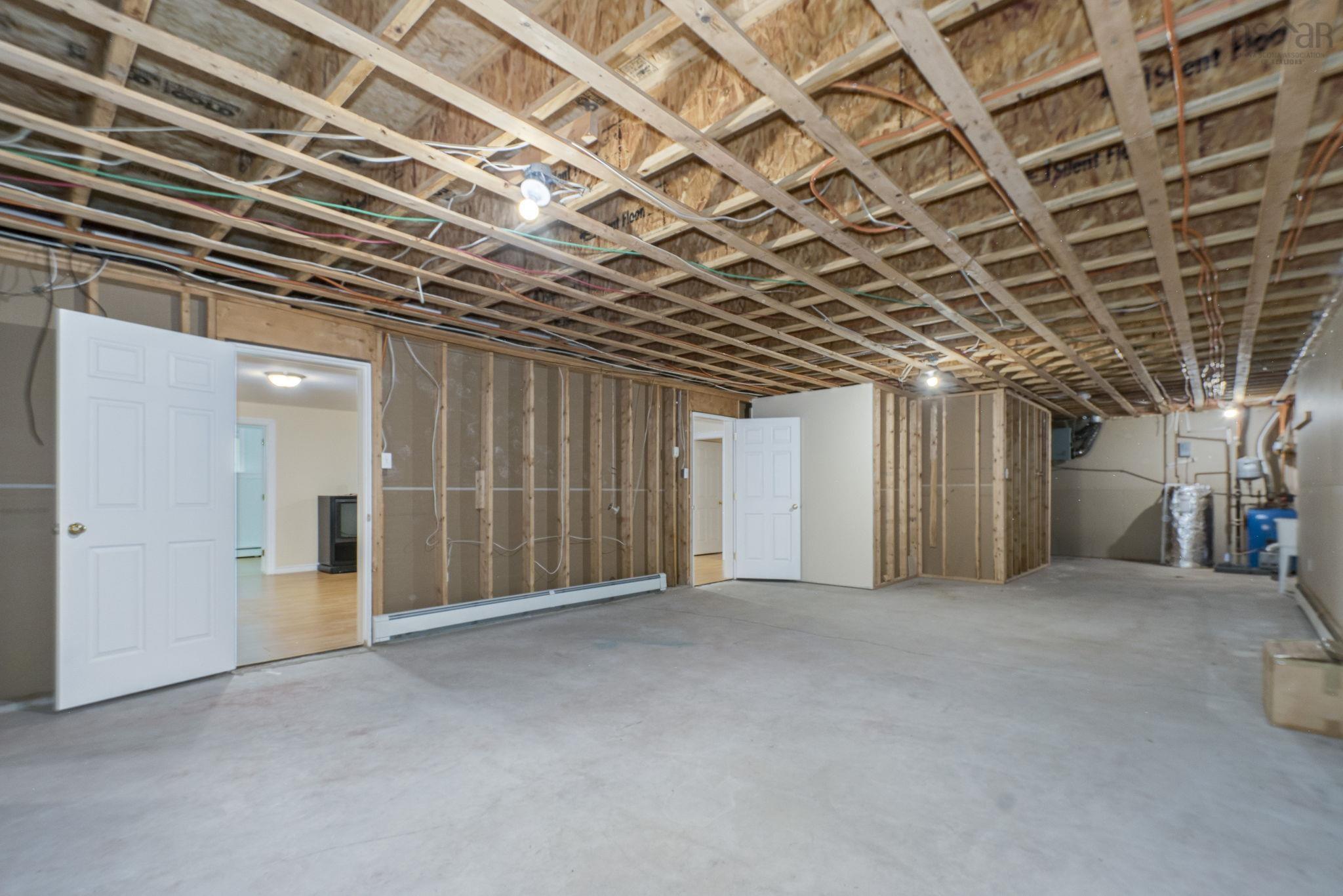 152 Roxbury Crescent photo #39