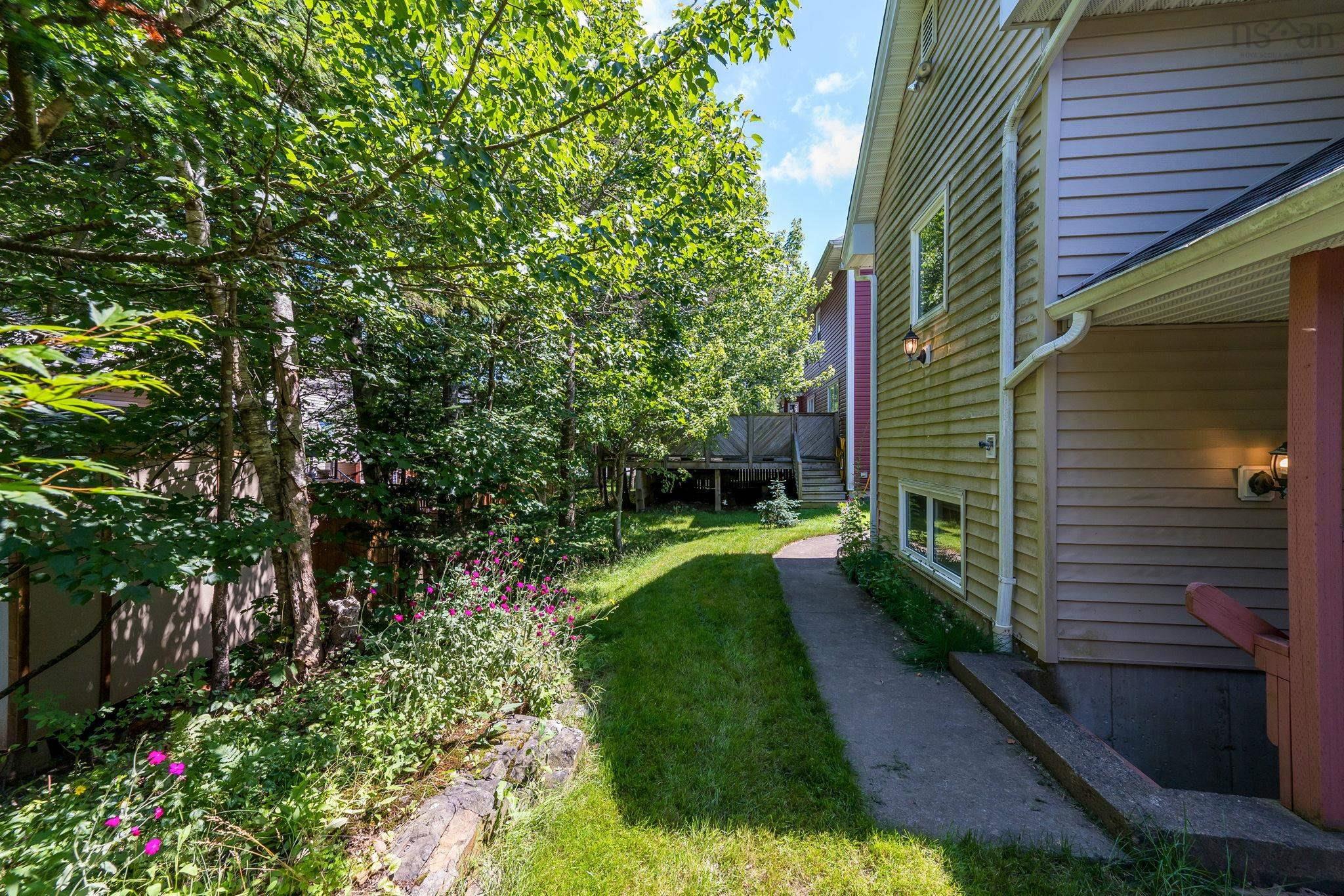 152 Roxbury Crescent photo #40