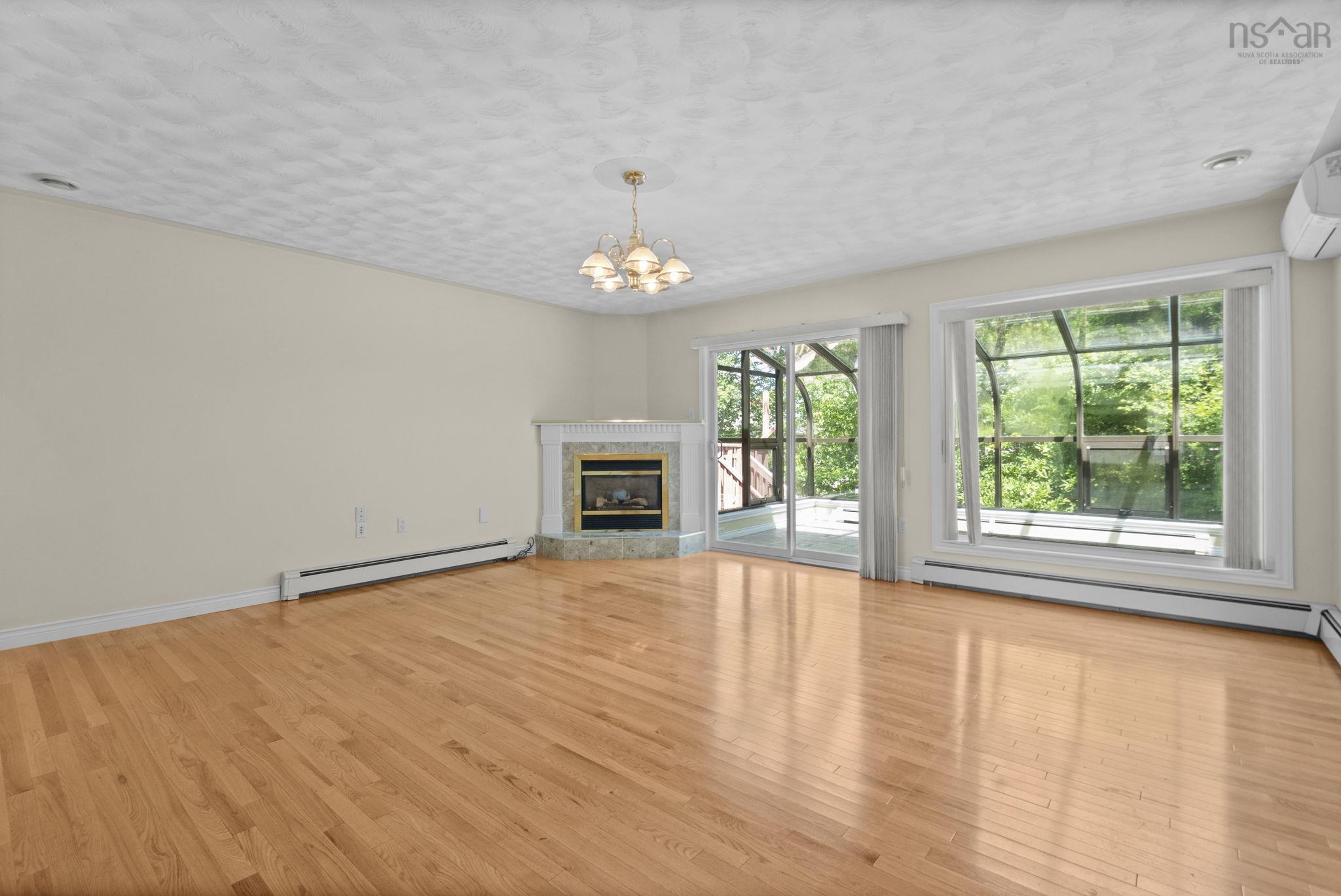 152 Roxbury Crescent photo #5