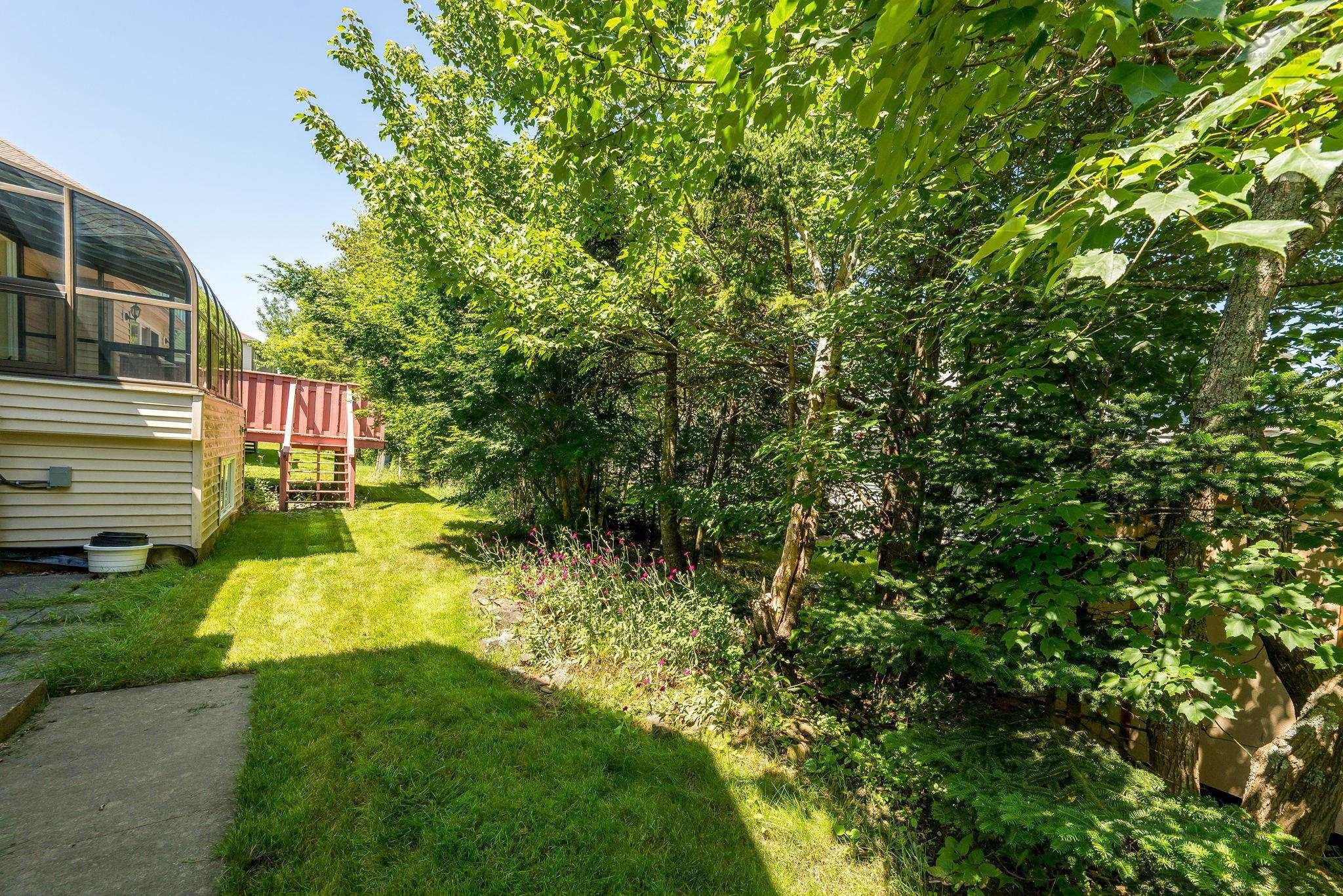 152 Roxbury Crescent photo #41