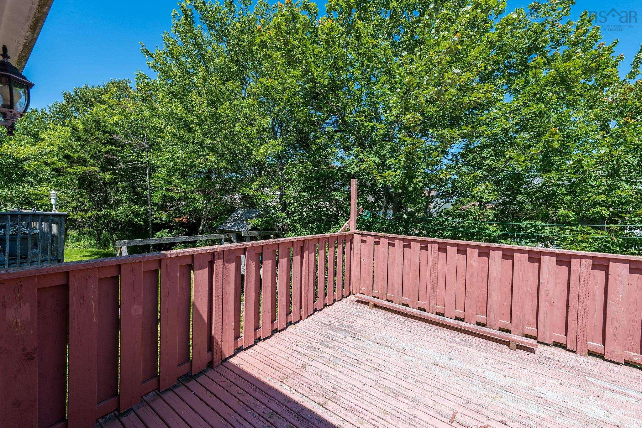 152 Roxbury Crescent photo #43