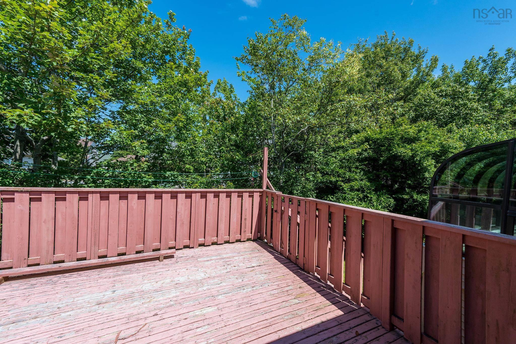 152 Roxbury Crescent photo #44