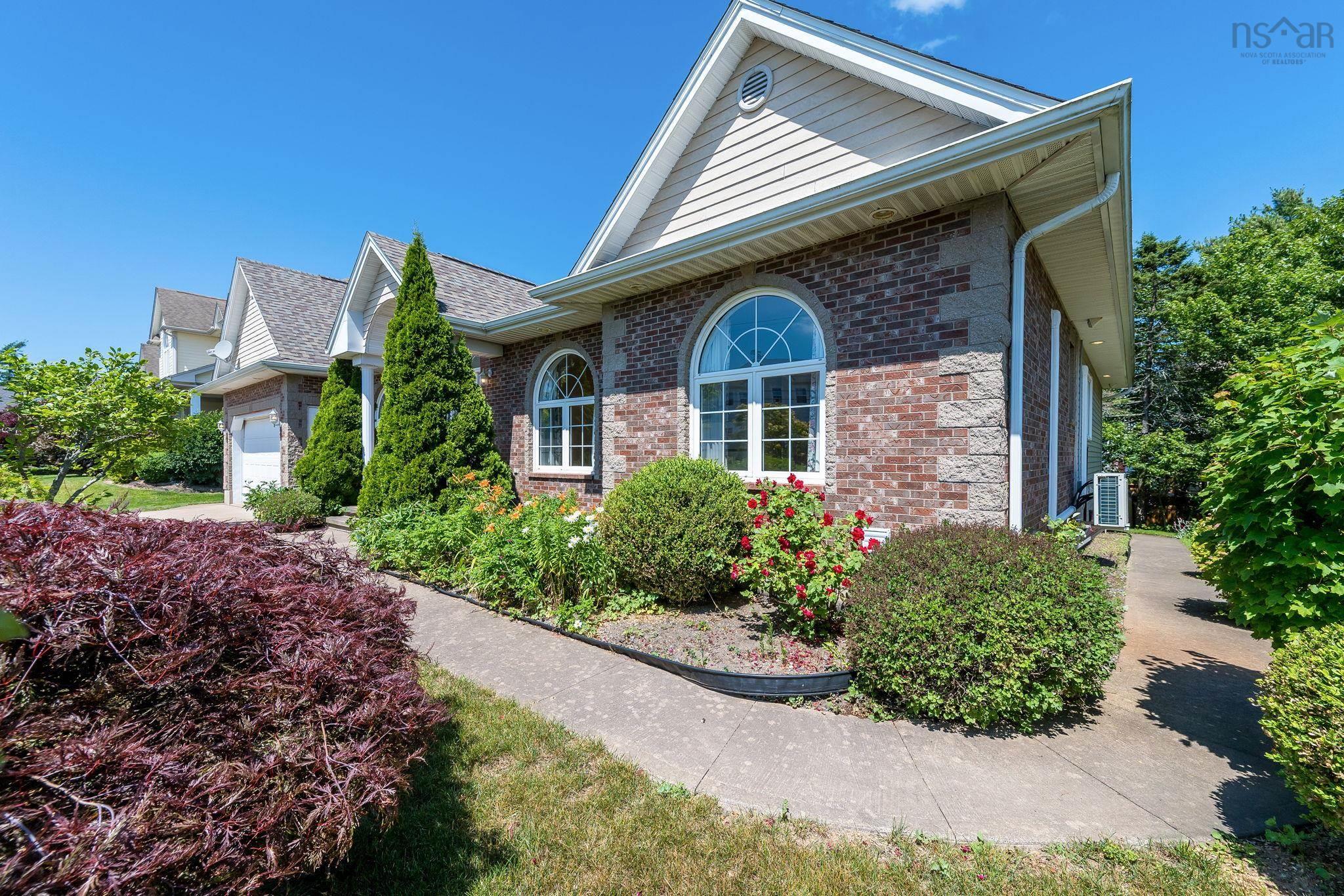 152 Roxbury Crescent photo #45