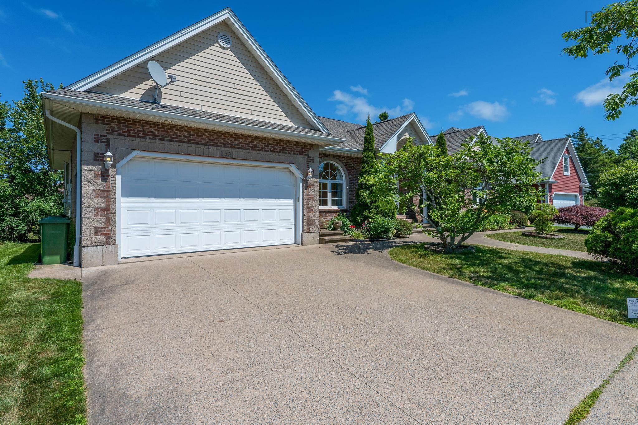 152 Roxbury Crescent photo #46