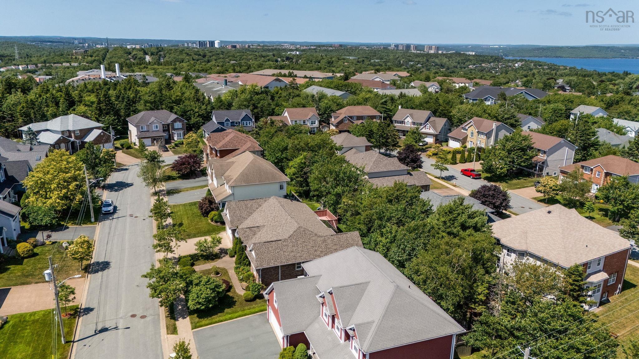 152 Roxbury Crescent photo #48