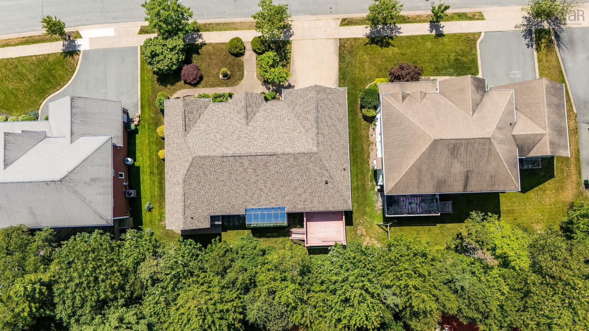 152 Roxbury Crescent photo #49