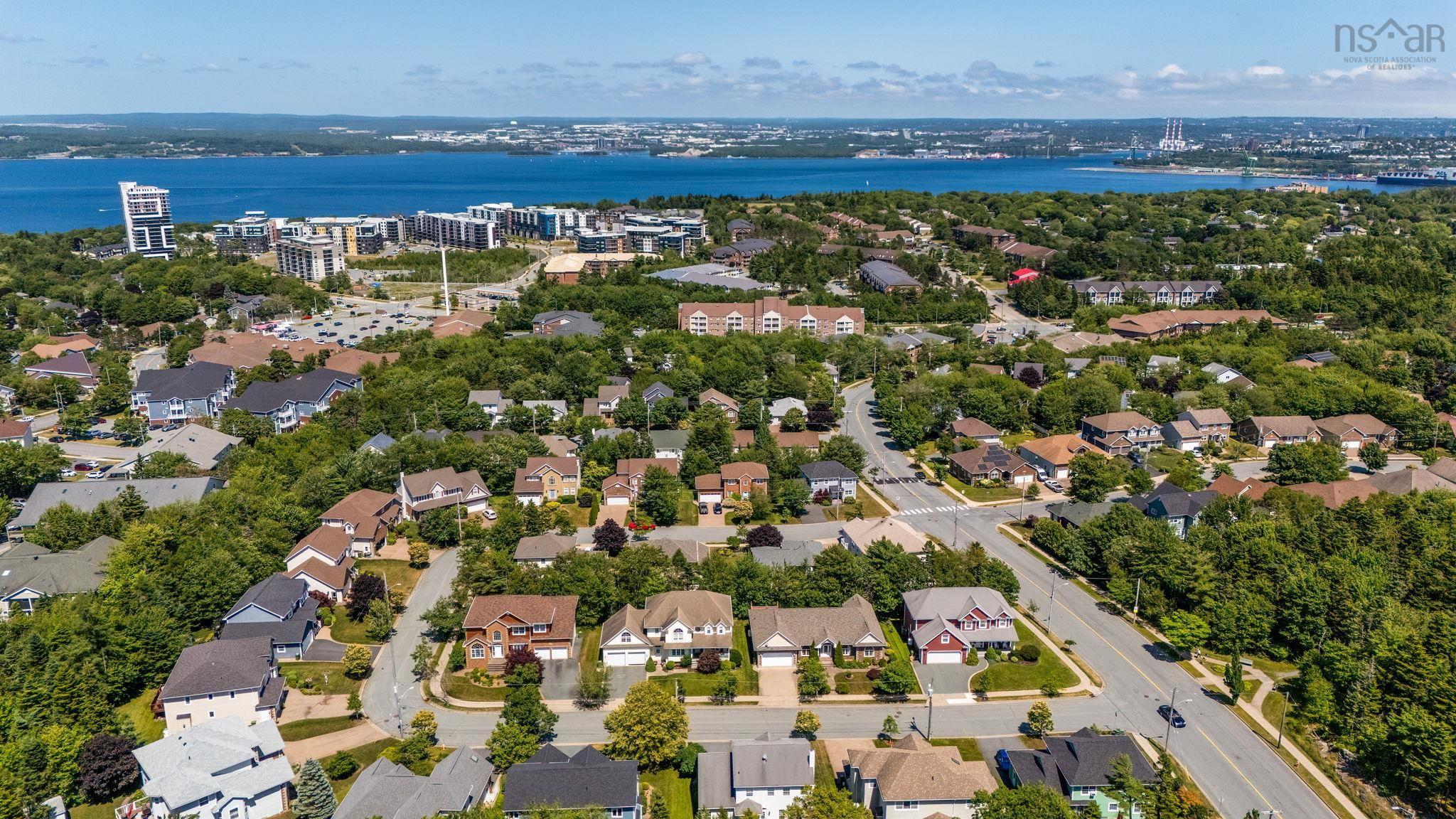 152 Roxbury Crescent photo #50