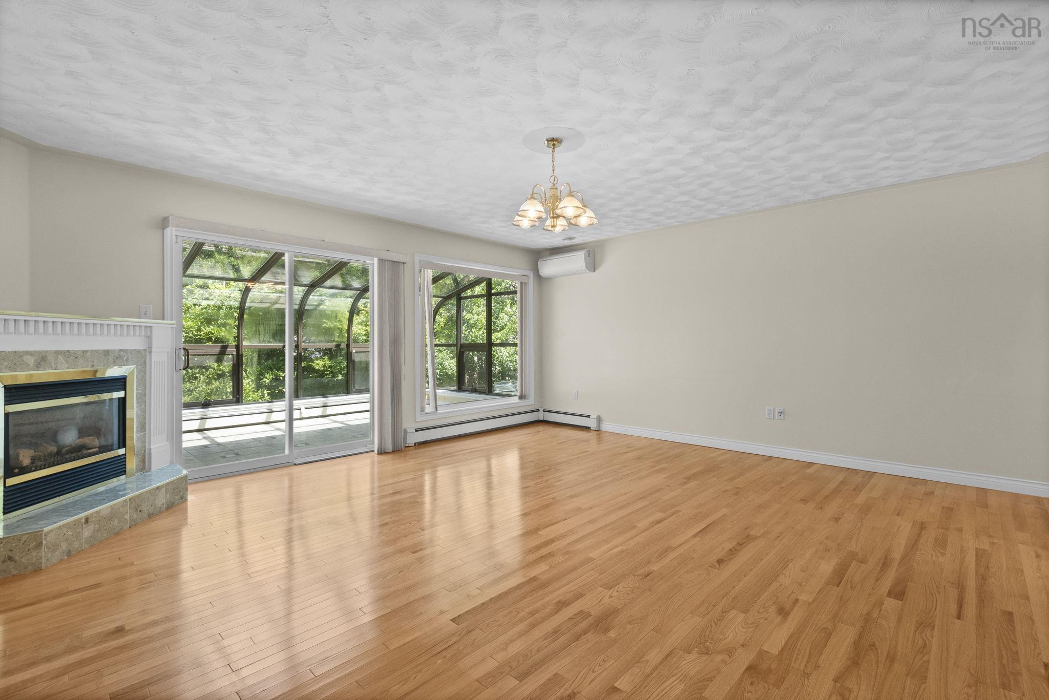 152 Roxbury Crescent photo #6