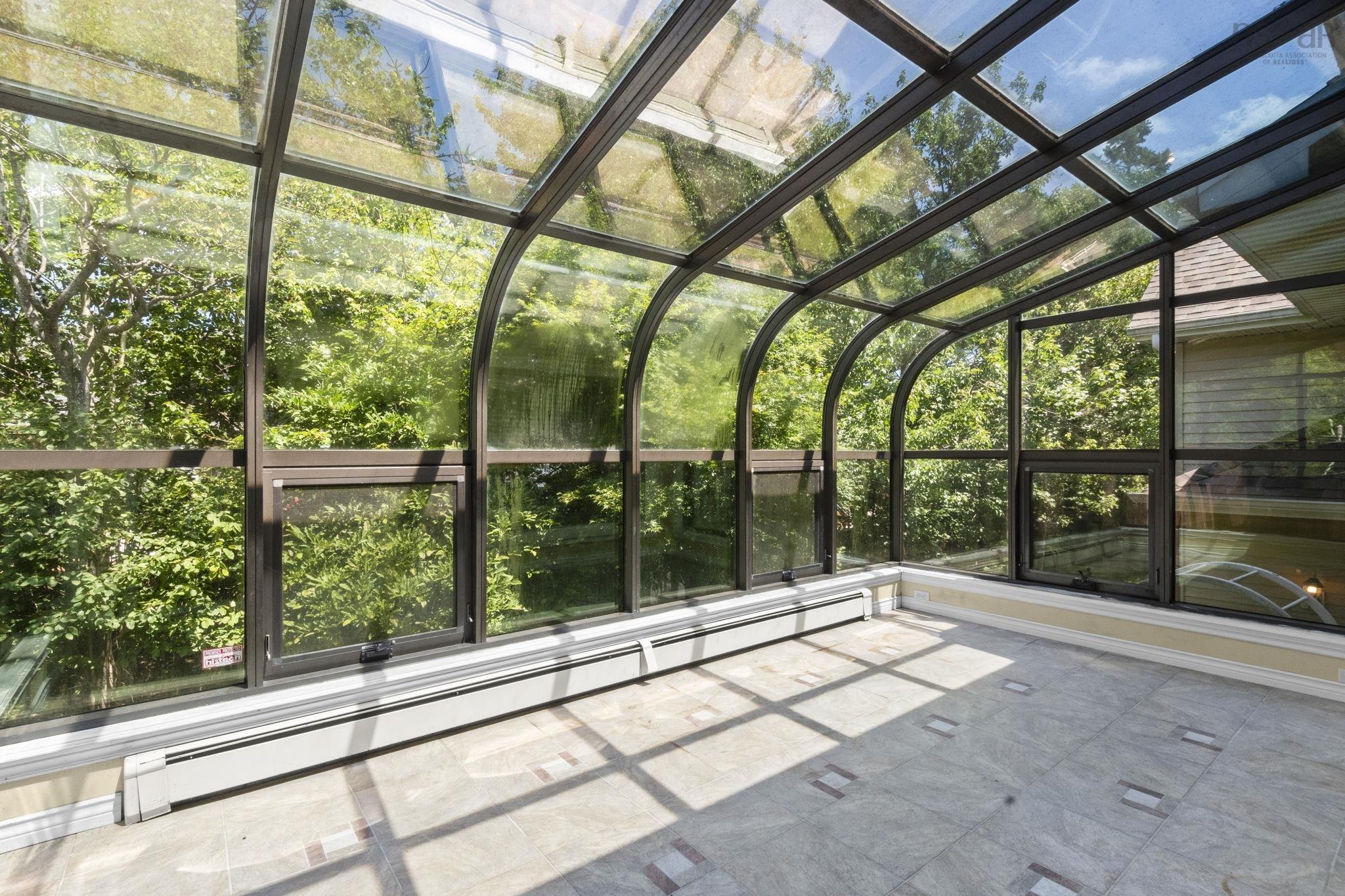 152 Roxbury Crescent photo #7