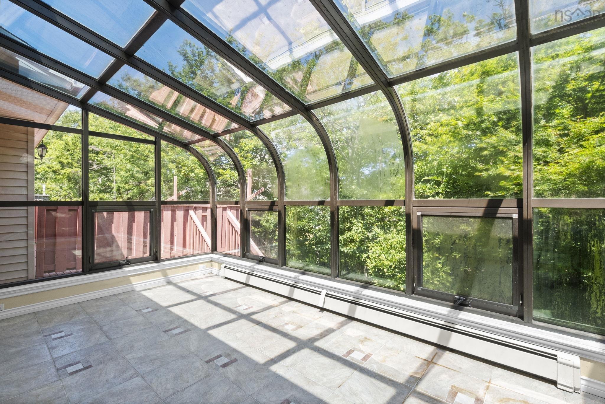 152 Roxbury Crescent photo #8