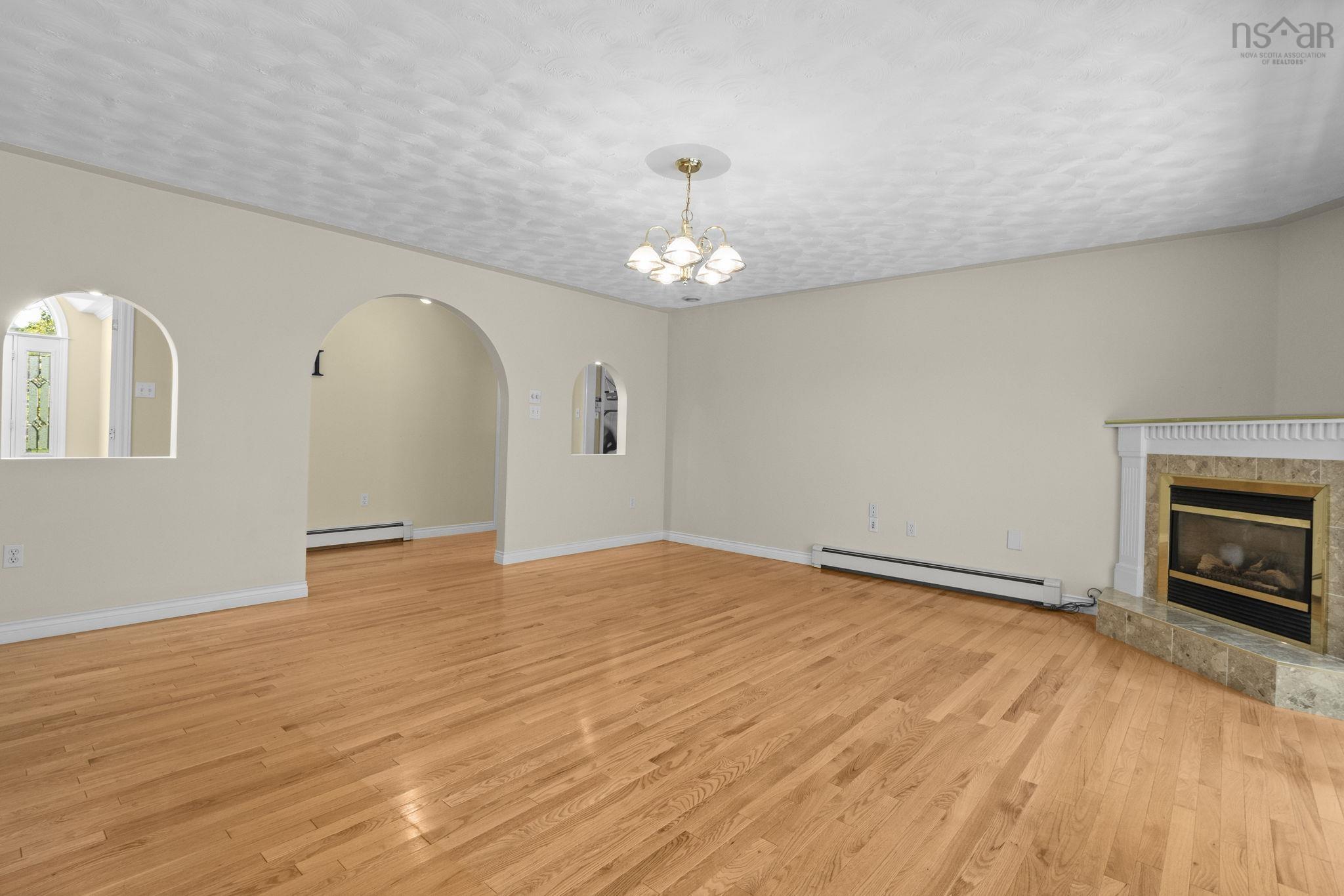 152 Roxbury Crescent photo #9