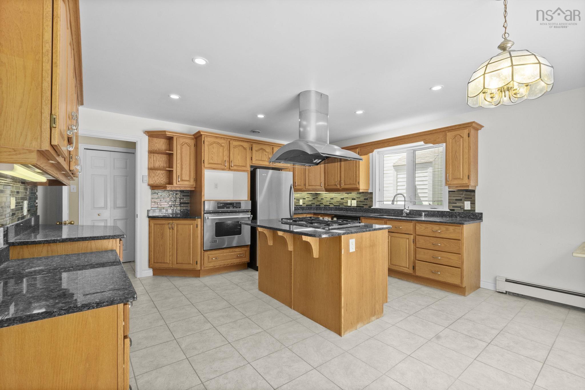 152 Roxbury Crescent photo #10