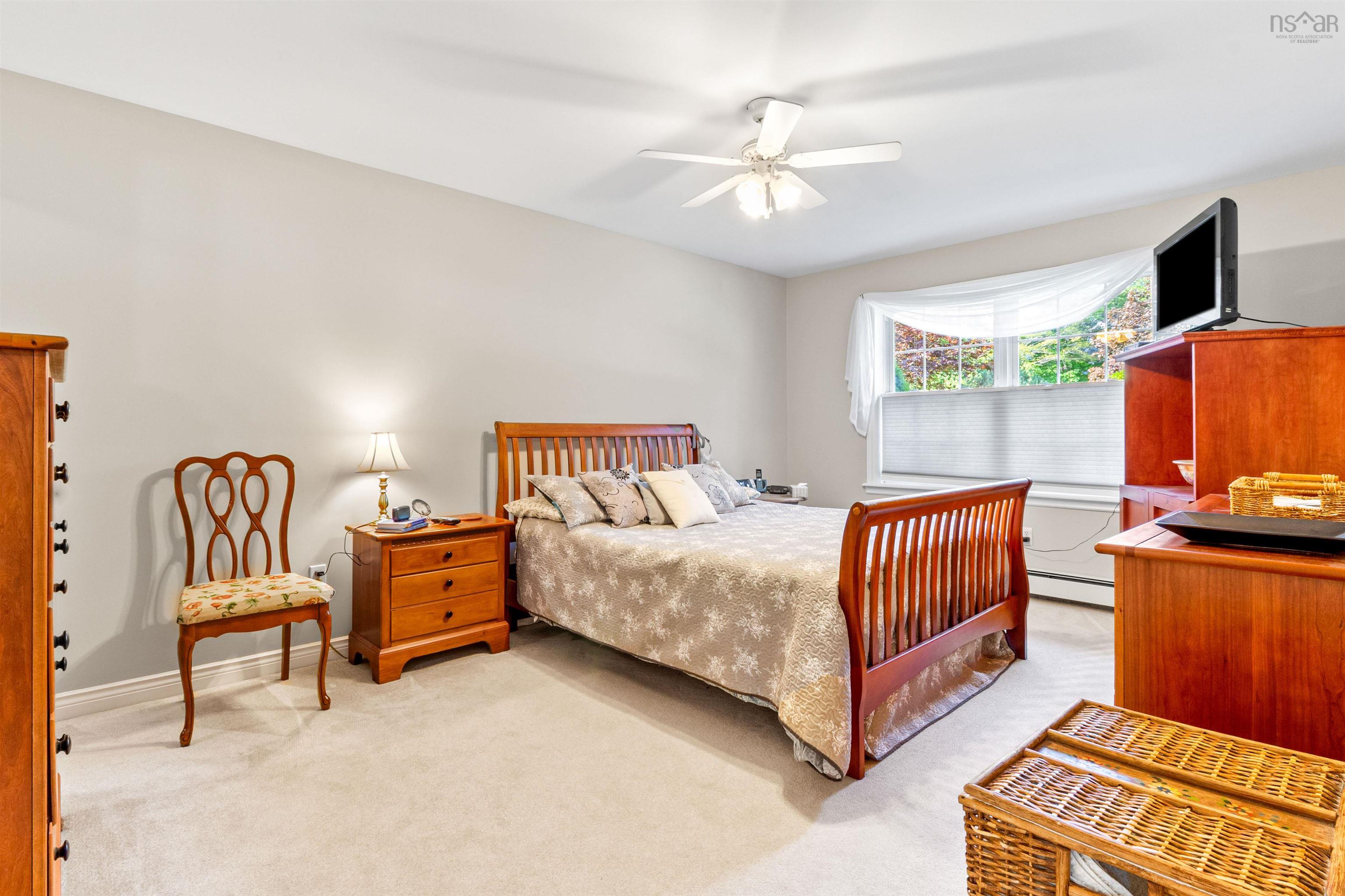 42 Canterbury Lane photo #16